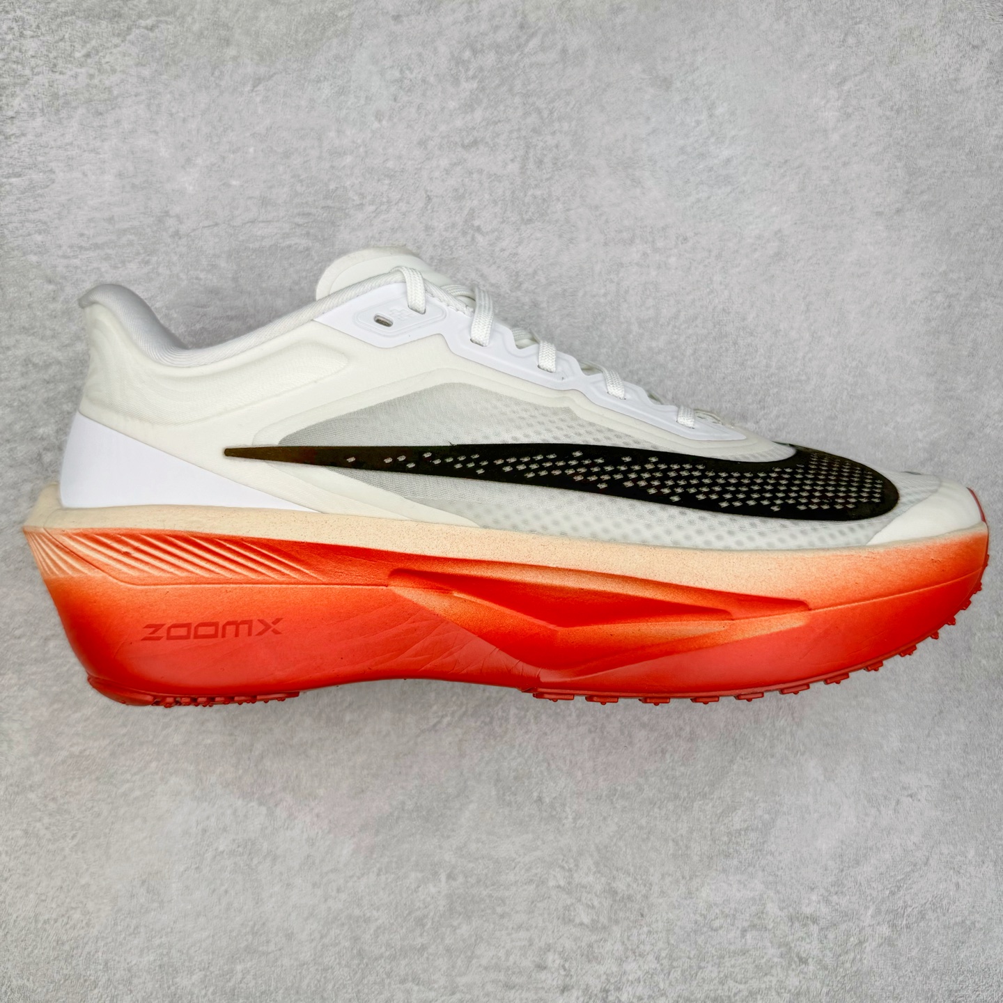 NK ZoomX Invincible Run Flyknit 6 轻量跑鞋 飞织低帮休闲运动慢跑鞋 厚底增高 老爹鞋 此鞋专为短跑运动员而生 是为 5 至 10 公里距离的赛事和训练打造 整体设计采用流线型的轻质工程网眼材质构成鞋面 并与其他 Running 旗舰鞋款同样搭载全脚掌 ZoomX 缓冲中底 搭配 Pebax 物料与橡胶外底 ZoomX StreakFly 首发配色以Prototype呈现 其灵感是来自开发期间的磨损测试 透过编号的标记与内侧的预期跑步距离突出研发过程 货号： HJ7038-100 尺码：36 36.5 37.5 38 38.5 39 40 40.5 41 42 42.5 43 44 45-选品中心