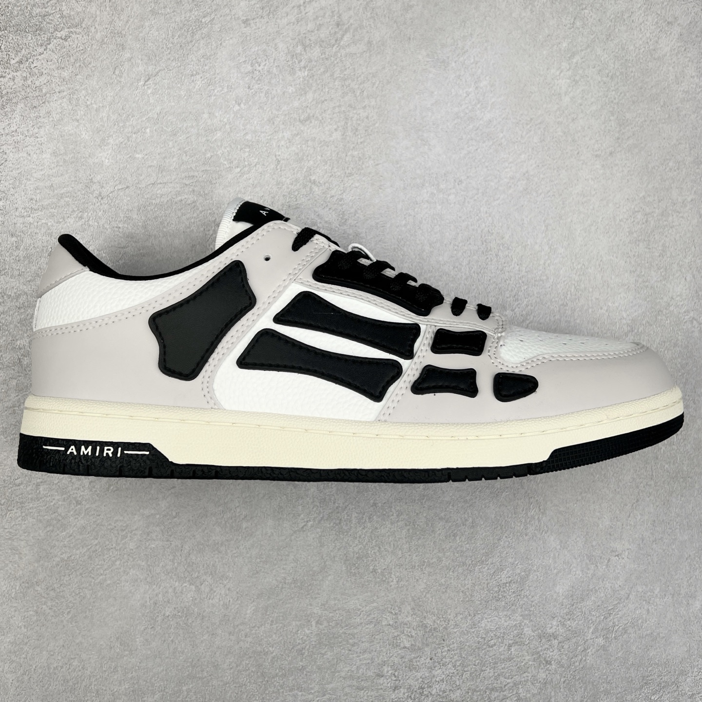 图片[7]-＃莞产 Amiri 埃米尔 Skeleton Low-Skel top Sneakers 骨骼系列情侣鞋 当潮顶流产品 众星上脚 低帮运动休闲板鞋 正确骨头形状 鞋舌外翻细节 头层牛皮双层加厚鞋面 鞋帮侧面骨头采用两张牛皮贴合处理 立体感更好 皮料切口均油边处理 定制金属LOGO铭牌及吊牌 并配有官方购物袋尽显高端大气 尺码 35 36 37 38 39 40 41 42 43 44 45-选品中心