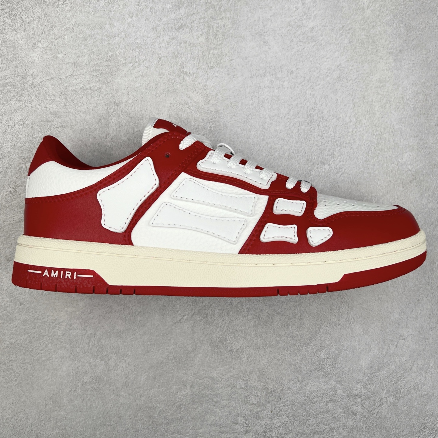 图片[6]-＃莞产 Amiri 埃米尔 Skeleton Low-Skel top Sneakers 骨骼系列情侣鞋 当潮顶流产品 众星上脚 低帮运动休闲板鞋 正确骨头形状 鞋舌外翻细节 头层牛皮双层加厚鞋面 鞋帮侧面骨头采用两张牛皮贴合处理 立体感更好 皮料切口均油边处理 定制金属LOGO铭牌及吊牌 并配有官方购物袋尽显高端大气 尺码 35 36 37 38 39 40 41 42 43 44 45-选品中心