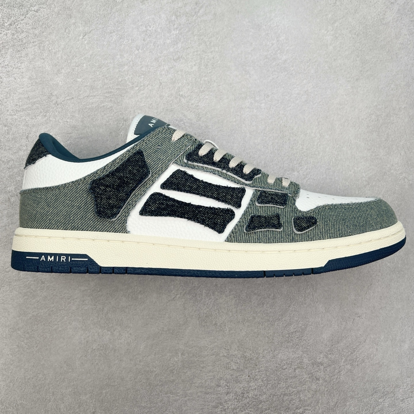 图片[8]-＃莞产 Amiri 埃米尔 Skeleton Low-Skel top Sneakers 骨骼系列情侣鞋 当潮顶流产品 众星上脚 低帮运动休闲板鞋 正确骨头形状 鞋舌外翻细节 头层牛皮双层加厚鞋面 鞋帮侧面骨头采用两张牛皮贴合处理 立体感更好 皮料切口均油边处理 定制金属LOGO铭牌及吊牌 并配有官方购物袋尽显高端大气 尺码 35 36 37 38 39 40 41 42 43 44 45-选品中心