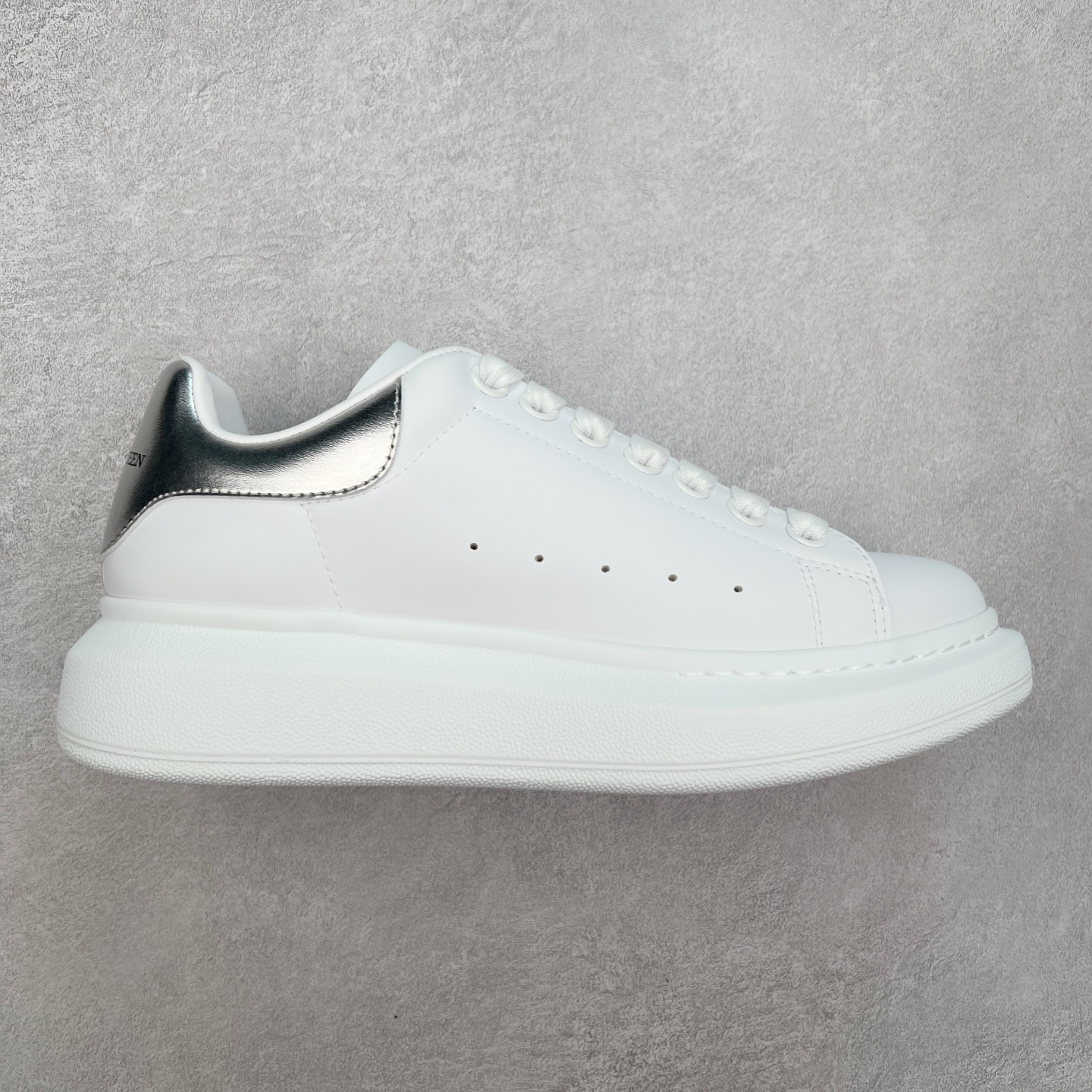 ＃性价比 Alexander McQueen 亚历山大麦昆小白鞋全套专柜包装物及配件(附送快递加固牛皮纸盒)右脚鞋面嵌入核心防伪芯片装置,秒杀市面文案版本 支持NFC原码独立扫描 采用丝绸硬质头层小牛皮鞋面材质 内外超软小羊皮贴脚透气及超软PU脚感乳胶物料鞋 外置原抽真空高密度增高底 白色光滑牛皮革系带运动鞋，圆头设计，鞋跟点缀黑色绒面革细节。搭配宽扁鞋带，鞋舌和后帮饰有 Alexander McQueen 品牌标志。阔型橡胶鞋底。运动鞋另配一副鞋带材料 100% 小牛皮 所有细节与原版一致 尺码：35 36 37 38 39 40 41 42 43 44 45-选品中心