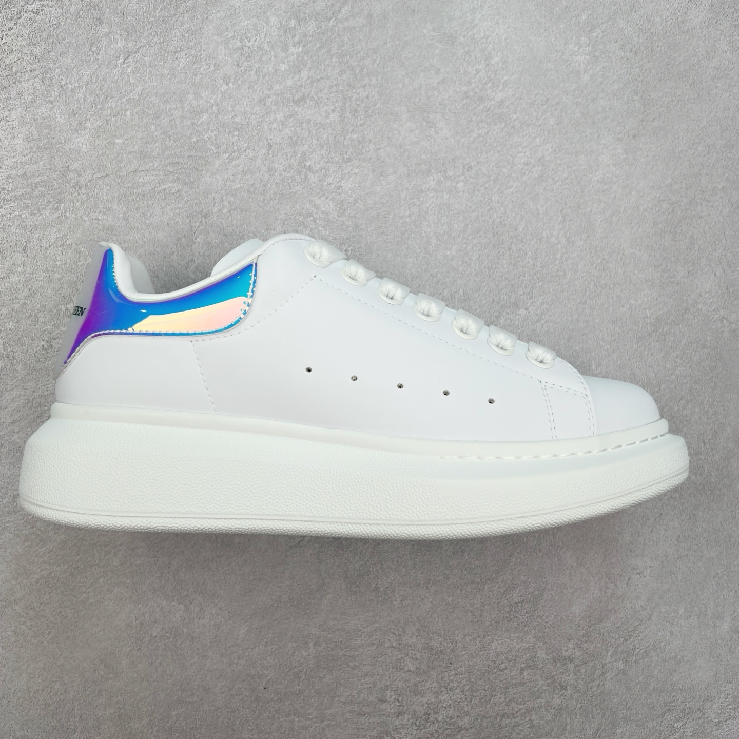 ＃性价比 Alexander McQueen 亚历山大麦昆小白鞋全套专柜包装物及配件(附送快递加固牛皮纸盒)右脚鞋面嵌入核心防伪芯片装置,秒杀市面文案版本 支持NFC原码独立扫描 采用丝绸硬质头层小牛皮鞋面材质 内外超软小羊皮贴脚透气及超软PU脚感乳胶物料鞋 外置原抽真空高密度增高底 白色光滑牛皮革系带运动鞋，圆头设计，鞋跟点缀黑色绒面革细节。搭配宽扁鞋带，鞋舌和后帮饰有 Alexander McQueen 品牌标志。阔型橡胶鞋底。运动鞋另配一副鞋带材料 100% 小牛皮 所有细节与原版一致 尺码：35 36 37 38 39 40 41 42 43 44 45-选品中心