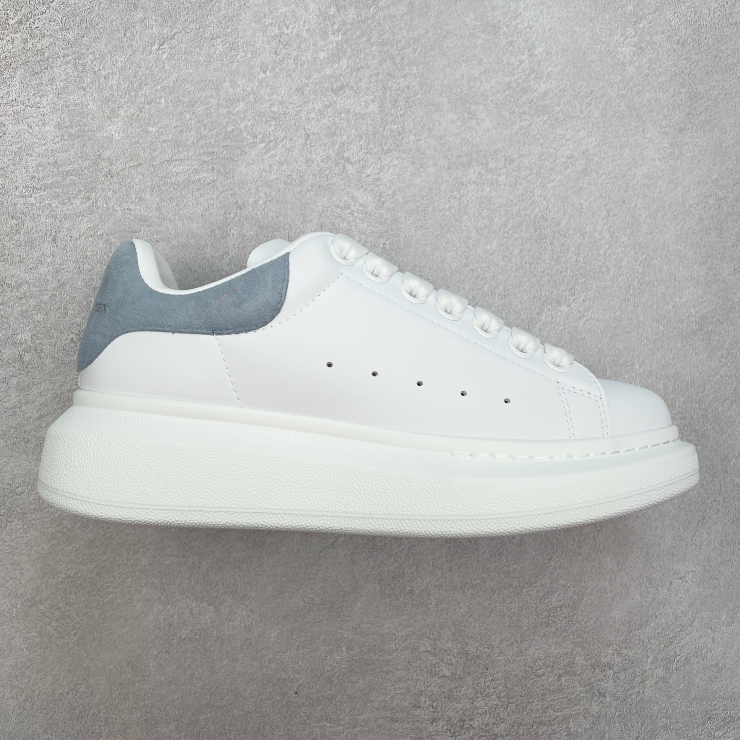 ＃性价比 Alexander McQueen 亚历山大麦昆小白鞋全套专柜包装物及配件(附送快递加固牛皮纸盒)右脚鞋面嵌入核心防伪芯片装置,秒杀市面文案版本 支持NFC原码独立扫描 采用丝绸硬质头层小牛皮鞋面材质 内外超软小羊皮贴脚透气及超软PU脚感乳胶物料鞋 外置原抽真空高密度增高底 白色光滑牛皮革系带运动鞋，圆头设计，鞋跟点缀黑色绒面革细节。搭配宽扁鞋带，鞋舌和后帮饰有 Alexander McQueen 品牌标志。阔型橡胶鞋底。运动鞋另配一副鞋带材料 100% 小牛皮 所有细节与原版一致 尺码：35 36 37 38 39 40 41 42 43 44 45-选品中心