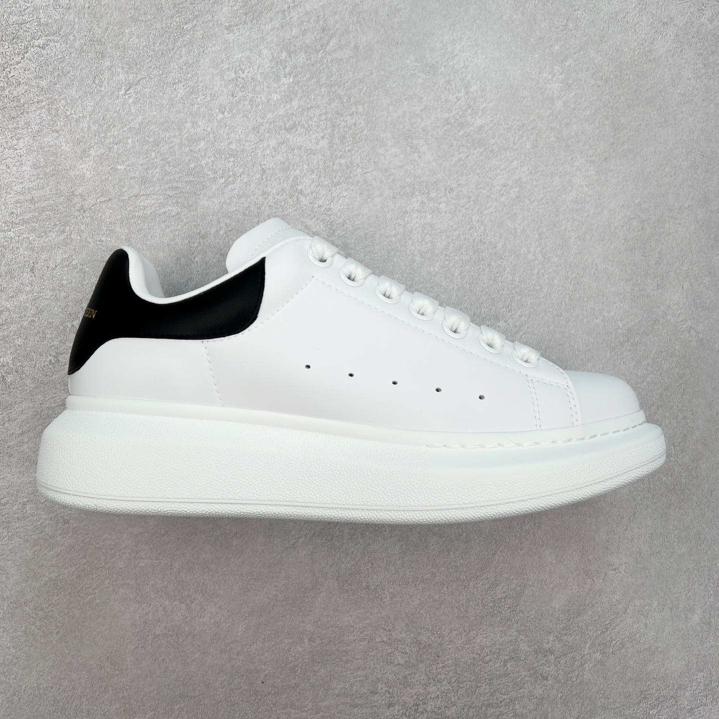 ＃性价比 Alexander McQueen 亚历山大麦昆小白鞋全套专柜包装物及配件(附送快递加固牛皮纸盒)右脚鞋面嵌入核心防伪芯片装置,秒杀市面文案版本 支持NFC原码独立扫描 采用丝绸硬质头层小牛皮鞋面材质 内外超软小羊皮贴脚透气及超软PU脚感乳胶物料鞋 外置原抽真空高密度增高底 白色光滑牛皮革系带运动鞋，圆头设计，鞋跟点缀黑色绒面革细节。搭配宽扁鞋带，鞋舌和后帮饰有 Alexander McQueen 品牌标志。阔型橡胶鞋底。运动鞋另配一副鞋带材料 100% 小牛皮 所有细节与原版一致 尺码：35 36 37 38 39 40 41 42 43 44 45-选品中心