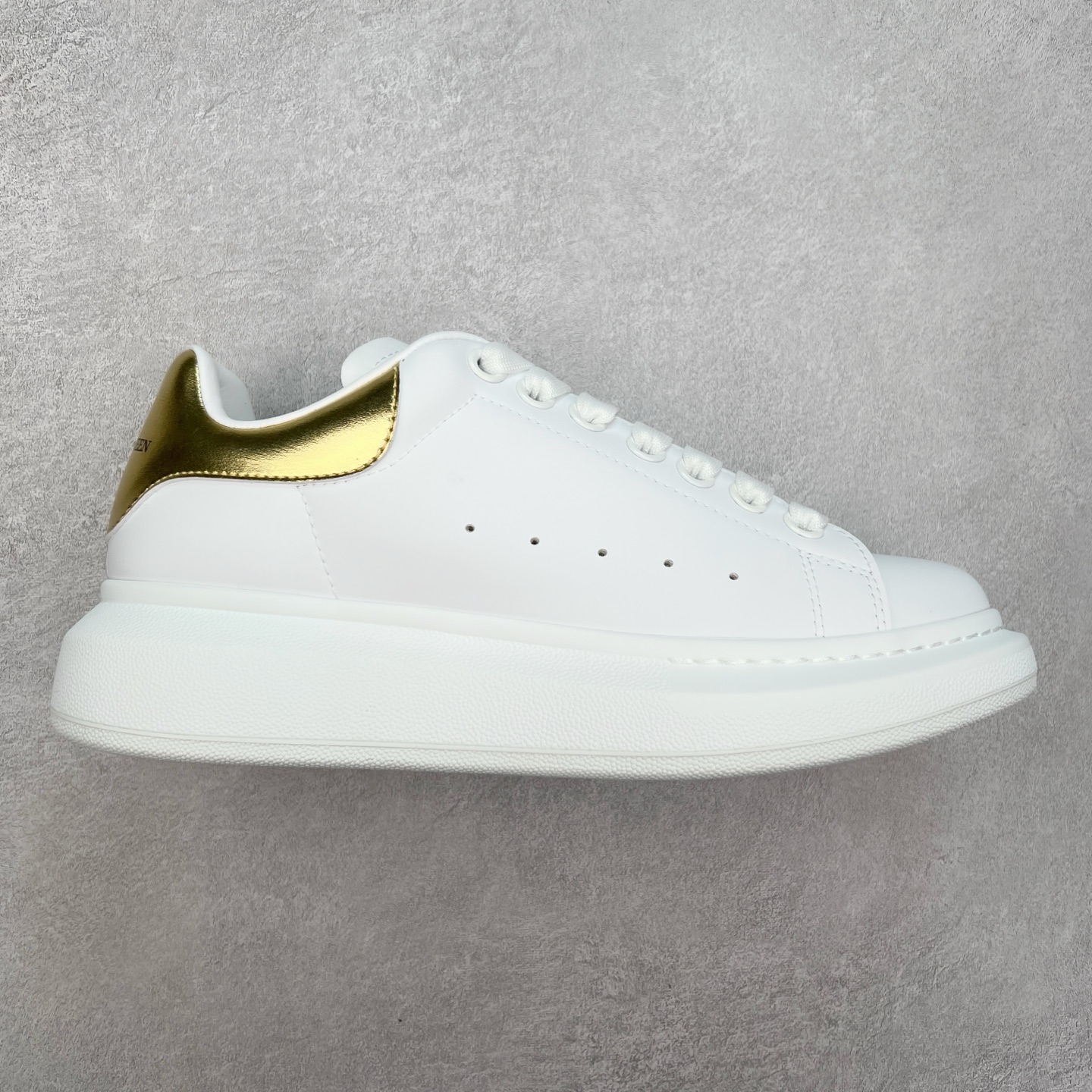 ＃性价比 Alexander McQueen 亚历山大麦昆小白鞋全套专柜包装物及配件(附送快递加固牛皮纸盒)右脚鞋面嵌入核心防伪芯片装置,秒杀市面文案版本 支持NFC原码独立扫描 采用丝绸硬质头层小牛皮鞋面材质 内外超软小羊皮贴脚透气及超软PU脚感乳胶物料鞋 外置原抽真空高密度增高底 白色光滑牛皮革系带运动鞋，圆头设计，鞋跟点缀黑色绒面革细节。搭配宽扁鞋带，鞋舌和后帮饰有 Alexander McQueen 品牌标志。阔型橡胶鞋底。运动鞋另配一副鞋带材料 100% 小牛皮 所有细节与原版一致 尺码：35 36 37 38 39 40 41 42 43 44 45-选品中心