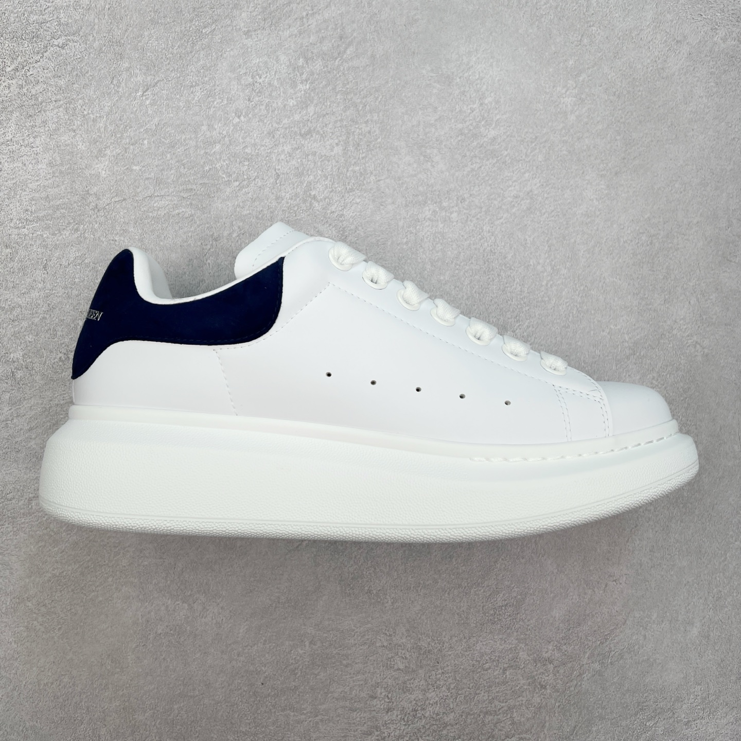 ＃性价比 Alexander McQueen 亚历山大麦昆小白鞋全套专柜包装物及配件(附送快递加固牛皮纸盒)右脚鞋面嵌入核心防伪芯片装置,秒杀市面文案版本 支持NFC原码独立扫描 采用丝绸硬质头层小牛皮鞋面材质 内外超软小羊皮贴脚透气及超软PU脚感乳胶物料鞋 外置原抽真空高密度增高底 白色光滑牛皮革系带运动鞋，圆头设计，鞋跟点缀黑色绒面革细节。搭配宽扁鞋带，鞋舌和后帮饰有 Alexander McQueen 品牌标志。阔型橡胶鞋底。运动鞋另配一副鞋带材料 100% 小牛皮 所有细节与原版一致 尺码：35 36 37 38 39 40 41 42 43 44 45-选品中心