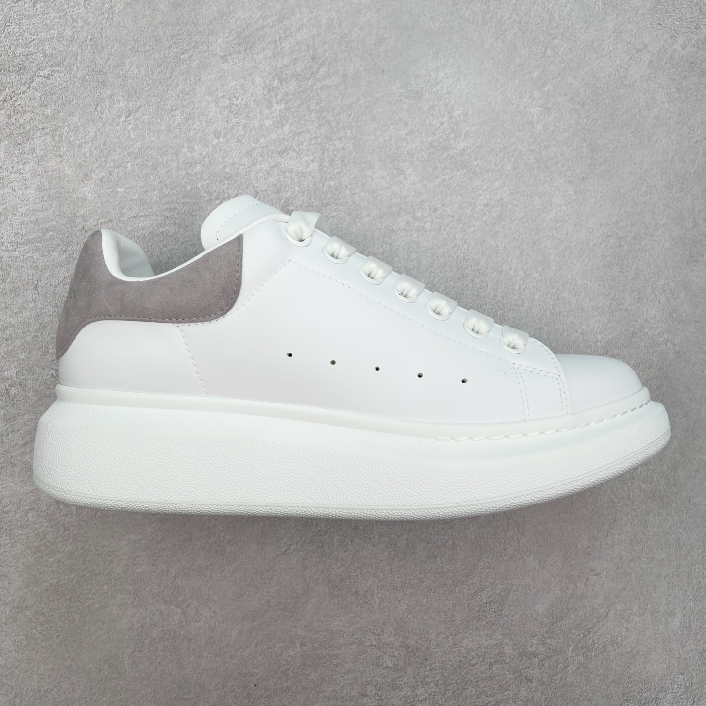 ＃性价比 Alexander McQueen 亚历山大麦昆小白鞋全套专柜包装物及配件(附送快递加固牛皮纸盒)右脚鞋面嵌入核心防伪芯片装置,秒杀市面文案版本 支持NFC原码独立扫描 采用丝绸硬质头层小牛皮鞋面材质 内外超软小羊皮贴脚透气及超软PU脚感乳胶物料鞋 外置原抽真空高密度增高底 白色光滑牛皮革系带运动鞋，圆头设计，鞋跟点缀黑色绒面革细节。搭配宽扁鞋带，鞋舌和后帮饰有 Alexander McQueen 品牌标志。阔型橡胶鞋底。运动鞋另配一副鞋带材料 100% 小牛皮 所有细节与原版一致 尺码：35 36 37 38 39 40 41 42 43 44 45-选品中心