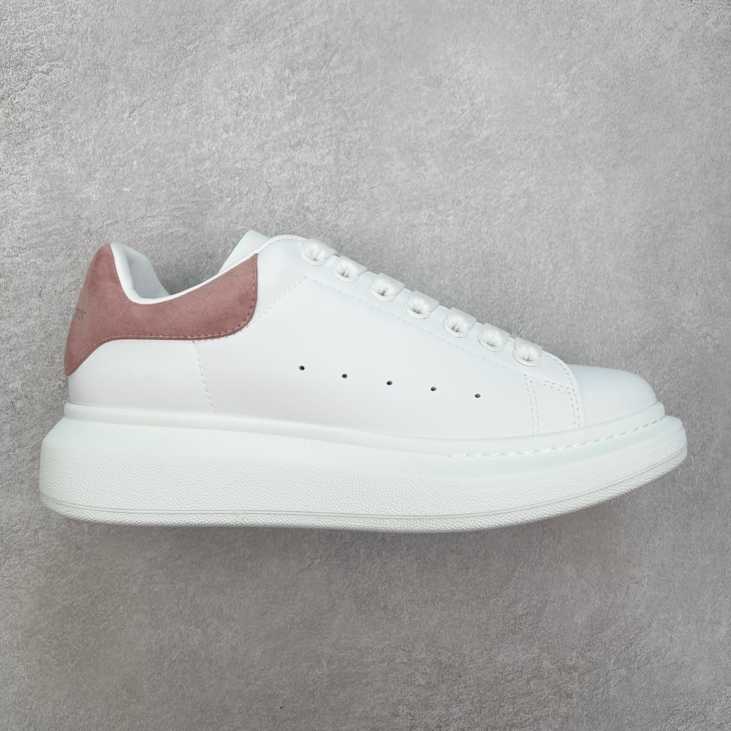 ＃性价比 Alexander McQueen 亚历山大麦昆小白鞋全套专柜包装物及配件(附送快递加固牛皮纸盒)右脚鞋面嵌入核心防伪芯片装置,秒杀市面文案版本 支持NFC原码独立扫描 采用丝绸硬质头层小牛皮鞋面材质 内外超软小羊皮贴脚透气及超软PU脚感乳胶物料鞋 外置原抽真空高密度增高底 白色光滑牛皮革系带运动鞋，圆头设计，鞋跟点缀黑色绒面革细节。搭配宽扁鞋带，鞋舌和后帮饰有 Alexander McQueen 品牌标志。阔型橡胶鞋底。运动鞋另配一副鞋带材料 100% 小牛皮 所有细节与原版一致 尺码：35 36 37 38 39 40 41 42 43 44 45-选品中心