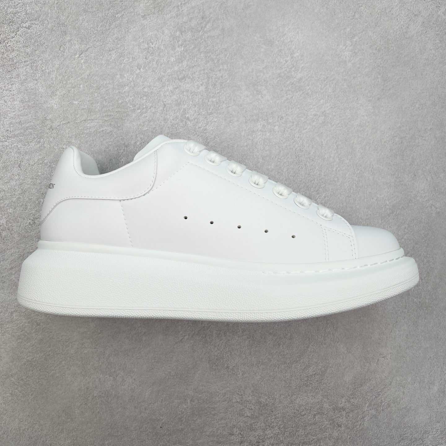 ＃性价比 Alexander McQueen 亚历山大麦昆小白鞋全套专柜包装物及配件(附送快递加固牛皮纸盒)右脚鞋面嵌入核心防伪芯片装置,秒杀市面文案版本 支持NFC原码独立扫描 采用丝绸硬质头层小牛皮鞋面材质 内外超软小羊皮贴脚透气及超软PU脚感乳胶物料鞋 外置原抽真空高密度增高底 白色光滑牛皮革系带运动鞋，圆头设计，鞋跟点缀黑色绒面革细节。搭配宽扁鞋带，鞋舌和后帮饰有 Alexander McQueen 品牌标志。阔型橡胶鞋底。运动鞋另配一副鞋带材料 100% 小牛皮 所有细节与原版一致 尺码：35 36 37 38 39 40 41 42 43 44 45-选品中心