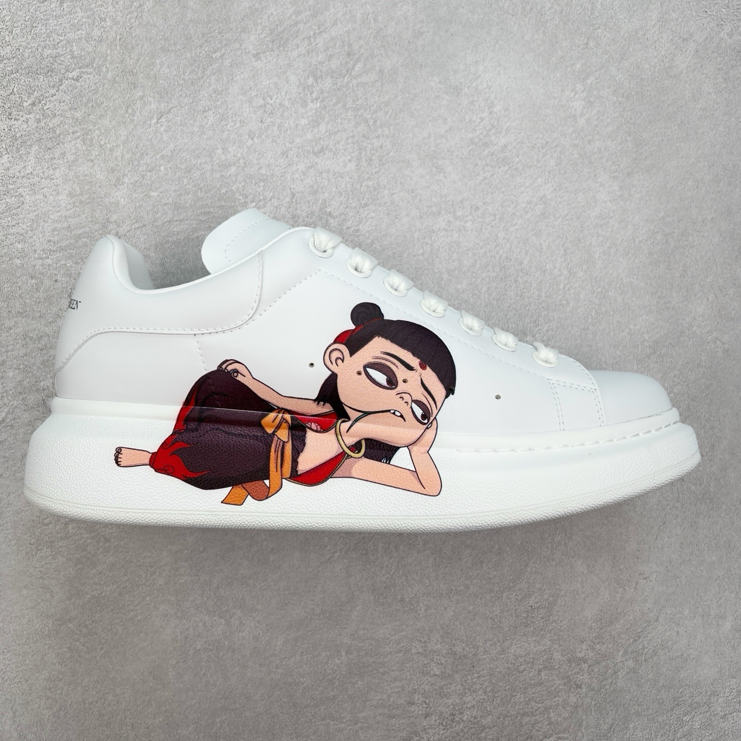 ＃性价比 Alexander McQueen 亚历山大麦昆小白鞋全套专柜包装物及配件(附送快递加固牛皮纸盒)右脚鞋面嵌入核心防伪芯片装置,秒杀市面文案版本 支持NFC原码独立扫描 采用丝绸硬质头层小牛皮鞋面材质 内外超软小羊皮贴脚透气及超软PU脚感乳胶物料鞋 外置原抽真空高密度增高底 白色光滑牛皮革系带运动鞋，圆头设计，鞋跟点缀黑色绒面革细节。搭配宽扁鞋带，鞋舌和后帮饰有 Alexander McQueen 品牌标志。阔型橡胶鞋底。运动鞋另配一副鞋带材料 100% 小牛皮 所有细节与原版一致 尺码：35 36 37 38 39 40 41 42 43 44 45-选品中心