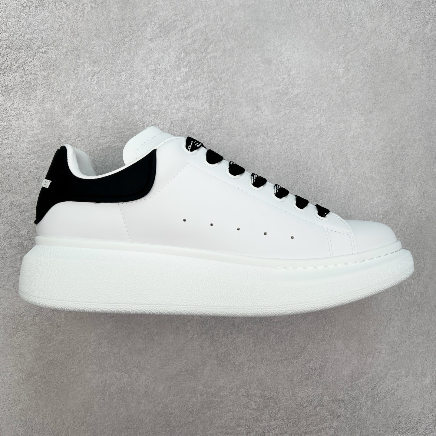 ＃性价比 Alexander McQueen 亚历山大麦昆小白鞋全套专柜包装物及配件(附送快递加固牛皮纸盒)右脚鞋面嵌入核心防伪芯片装置,秒杀市面文案版本 支持NFC原码独立扫描 采用丝绸硬质头层小牛皮鞋面材质 内外超软小羊皮贴脚透气及超软PU脚感乳胶物料鞋 外置原抽真空高密度增高底 白色光滑牛皮革系带运动鞋，圆头设计，鞋跟点缀黑色绒面革细节。搭配宽扁鞋带，鞋舌和后帮饰有 Alexander McQueen 品牌标志。阔型橡胶鞋底。运动鞋另配一副鞋带材料 100% 小牛皮 所有细节与原版一致 尺码：35 36 37 38 39 40 41 42 43 44 45-选品中心