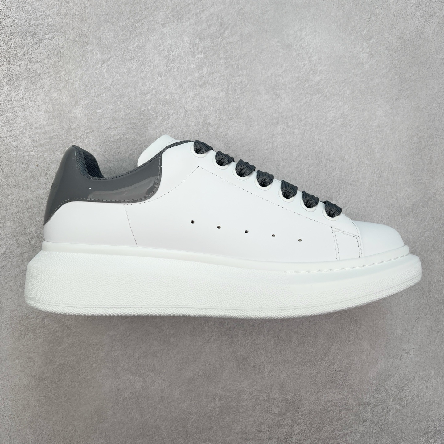 ＃性价比 Alexander McQueen 亚历山大麦昆小白鞋全套专柜包装物及配件(附送快递加固牛皮纸盒)右脚鞋面嵌入核心防伪芯片装置,秒杀市面文案版本 支持NFC原码独立扫描 采用丝绸硬质头层小牛皮鞋面材质 内外超软小羊皮贴脚透气及超软PU脚感乳胶物料鞋 外置原抽真空高密度增高底 白色光滑牛皮革系带运动鞋，圆头设计，鞋跟点缀黑色绒面革细节。搭配宽扁鞋带，鞋舌和后帮饰有 Alexander McQueen 品牌标志。阔型橡胶鞋底。运动鞋另配一副鞋带材料 100% 小牛皮 所有细节与原版一致 尺码：35 36 37 38 39 40 41 42 43 44 45-选品中心