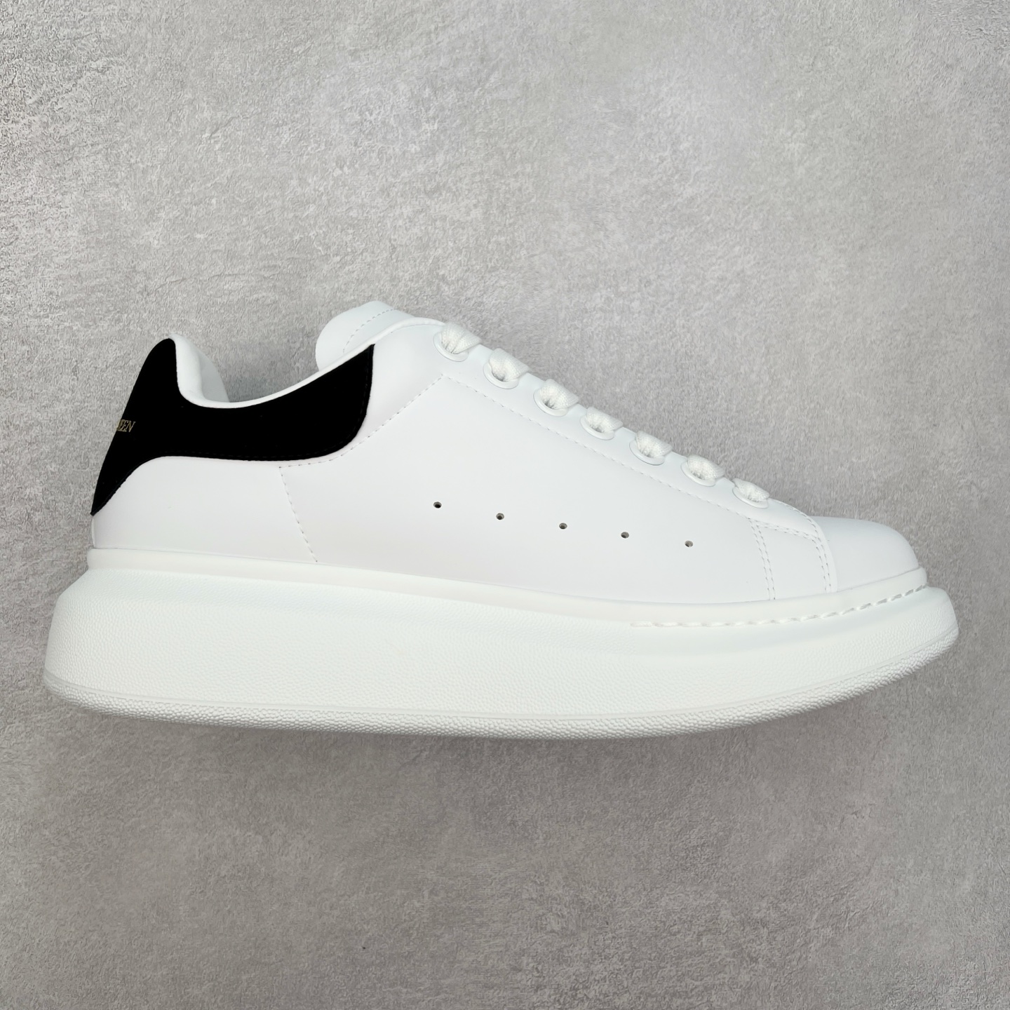 图片[6]-＃性价比 Alexander McQueen 亚历山大麦昆小白鞋全套专柜包装物及配件(附送快递加固牛皮纸盒)右脚鞋面嵌入核心防伪芯片装置,秒杀市面文案版本 支持NFC原码独立扫描 采用丝绸硬质头层小牛皮鞋面材质 内外超软小羊皮贴脚透气及超软PU脚感乳胶物料鞋 外置原抽真空高密度增高底 白色光滑牛皮革系带运动鞋，圆头设计，鞋跟点缀黑色绒面革细节。搭配宽扁鞋带，鞋舌和后帮饰有 Alexander McQueen 品牌标志。阔型橡胶鞋底。运动鞋另配一副鞋带材料 100% 小牛皮 所有细节与原版一致 尺码：35 36 37 38 39 40 41 42 43 44 45-选品中心