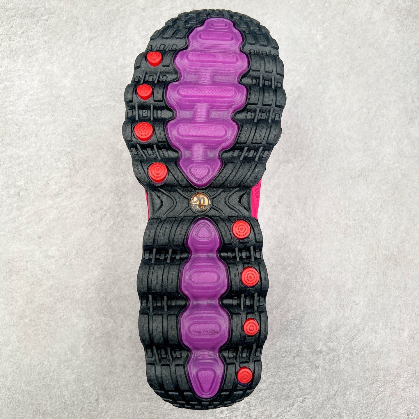 图片[9]-NK Air Max DN8 全掌科技气垫缓震运动跑鞋 FQ7860-038 DN8的核心亮点在于其八腔气垫结构 根据不同部位设定的气压值专为行走设计 提供卓越的舒适感 鞋面的设计让人联想到上世纪90年代末至2000年代初的多款Air Max 中底上系列圆形孔洞引发了热议 不少人将其与竞争品牌的缓震技术进行比较 例如K-SWISS 2010年代初推出的Tubes技 及以多孔鞋底闻名的品牌 尺码：36 36.5 37.5 38 38.5 39 40 40.5 41 42 42.5 43 44 44.5 45-选品中心