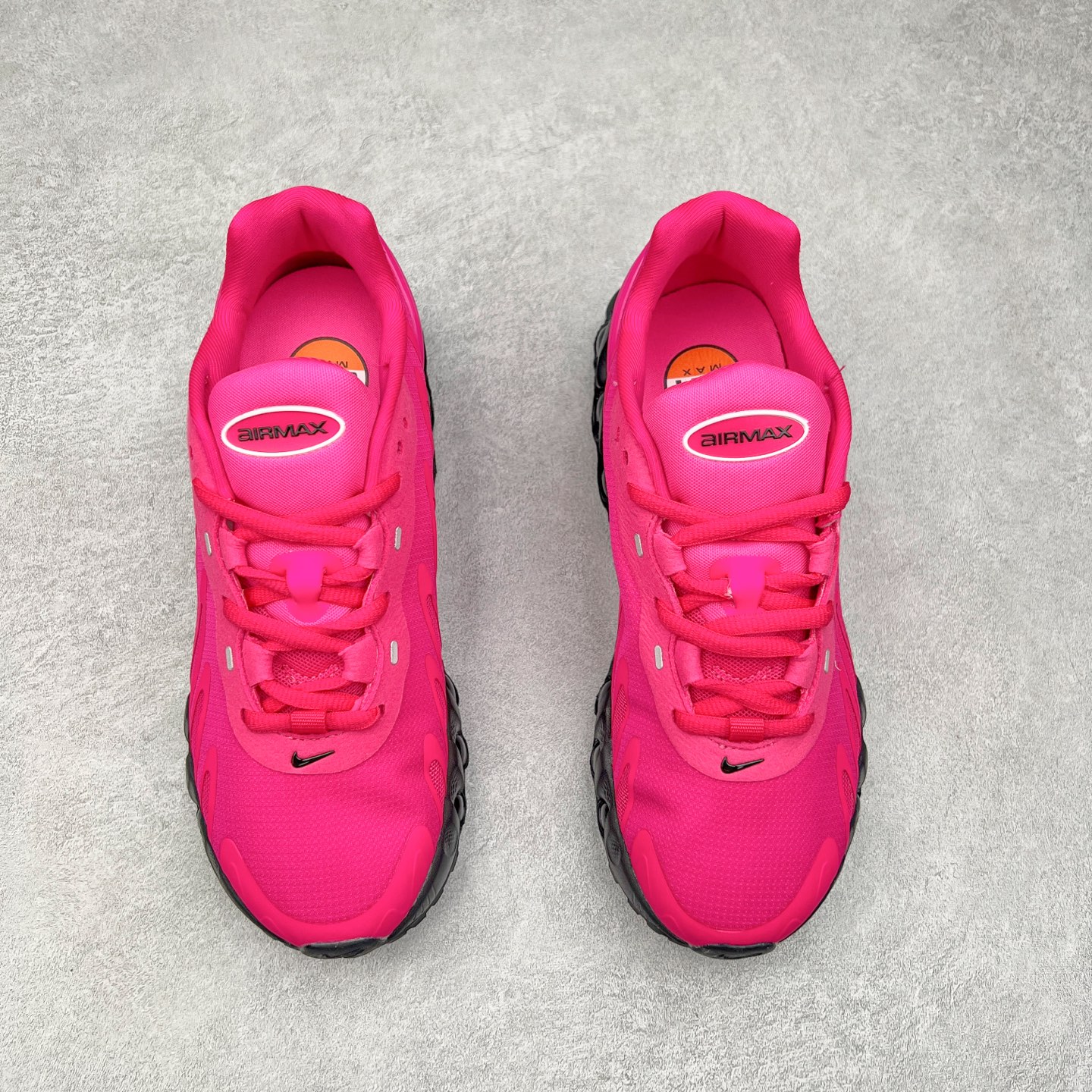 图片[2]-NK Air Max DN8 全掌科技气垫缓震运动跑鞋 FQ7860-038 DN8的核心亮点在于其八腔气垫结构 根据不同部位设定的气压值专为行走设计 提供卓越的舒适感 鞋面的设计让人联想到上世纪90年代末至2000年代初的多款Air Max 中底上系列圆形孔洞引发了热议 不少人将其与竞争品牌的缓震技术进行比较 例如K-SWISS 2010年代初推出的Tubes技 及以多孔鞋底闻名的品牌 尺码：36 36.5 37.5 38 38.5 39 40 40.5 41 42 42.5 43 44 44.5 45-选品中心