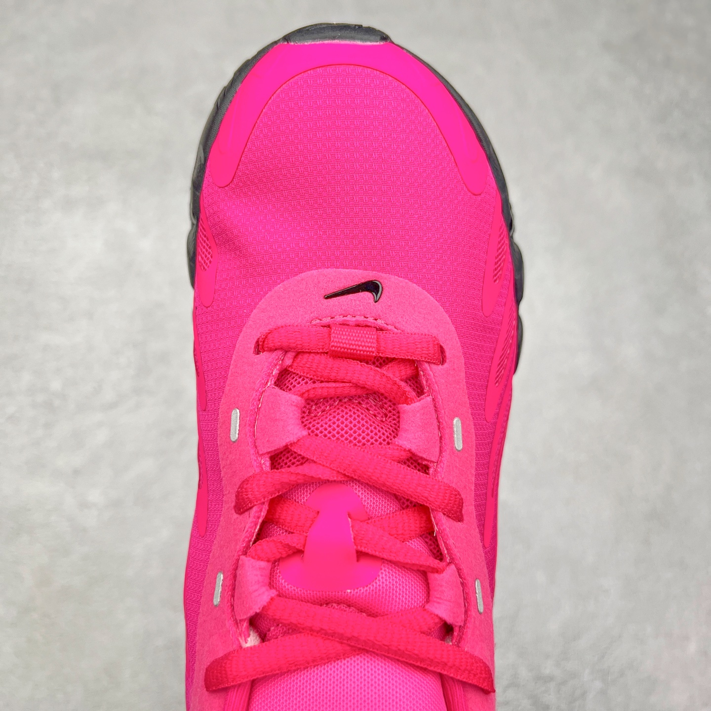 图片[4]-NK Air Max DN8 全掌科技气垫缓震运动跑鞋 FQ7860-038 DN8的核心亮点在于其八腔气垫结构 根据不同部位设定的气压值专为行走设计 提供卓越的舒适感 鞋面的设计让人联想到上世纪90年代末至2000年代初的多款Air Max 中底上系列圆形孔洞引发了热议 不少人将其与竞争品牌的缓震技术进行比较 例如K-SWISS 2010年代初推出的Tubes技 及以多孔鞋底闻名的品牌 尺码：36 36.5 37.5 38 38.5 39 40 40.5 41 42 42.5 43 44 44.5 45-选品中心