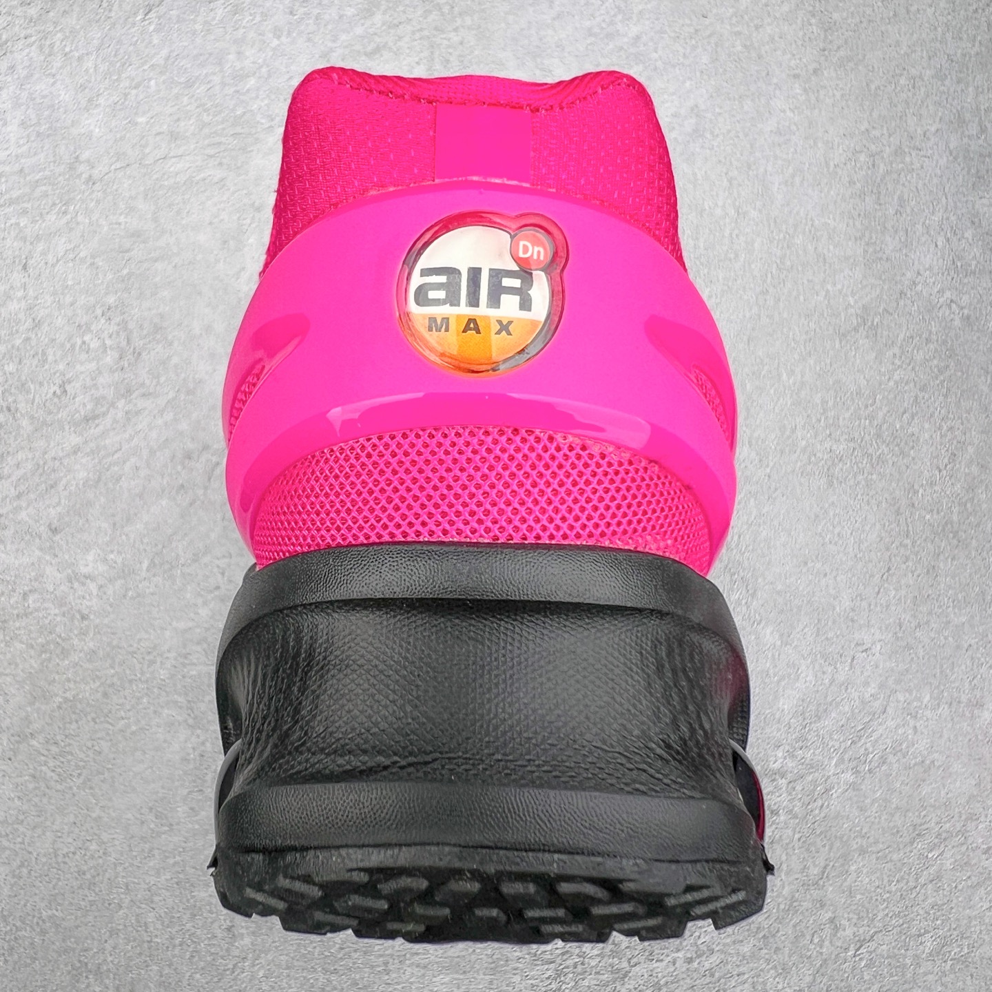 图片[8]-NK Air Max DN8 全掌科技气垫缓震运动跑鞋 FQ7860-038 DN8的核心亮点在于其八腔气垫结构 根据不同部位设定的气压值专为行走设计 提供卓越的舒适感 鞋面的设计让人联想到上世纪90年代末至2000年代初的多款Air Max 中底上系列圆形孔洞引发了热议 不少人将其与竞争品牌的缓震技术进行比较 例如K-SWISS 2010年代初推出的Tubes技 及以多孔鞋底闻名的品牌 尺码：36 36.5 37.5 38 38.5 39 40 40.5 41 42 42.5 43 44 44.5 45-选品中心