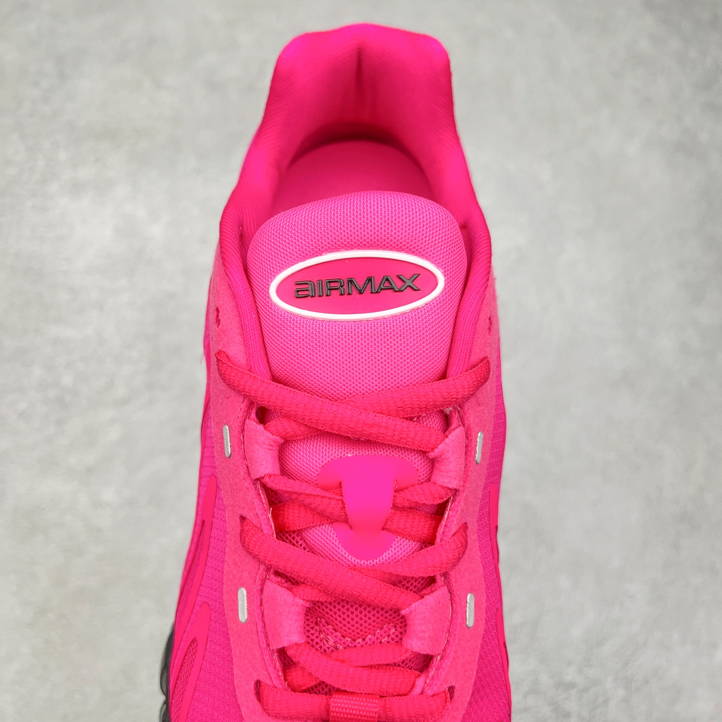 图片[5]-NK Air Max DN8 全掌科技气垫缓震运动跑鞋 FQ7860-038 DN8的核心亮点在于其八腔气垫结构 根据不同部位设定的气压值专为行走设计 提供卓越的舒适感 鞋面的设计让人联想到上世纪90年代末至2000年代初的多款Air Max 中底上系列圆形孔洞引发了热议 不少人将其与竞争品牌的缓震技术进行比较 例如K-SWISS 2010年代初推出的Tubes技 及以多孔鞋底闻名的品牌 尺码：36 36.5 37.5 38 38.5 39 40 40.5 41 42 42.5 43 44 44.5 45-选品中心