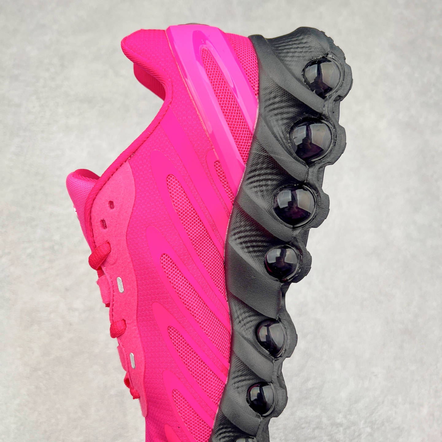 图片[7]-NK Air Max DN8 全掌科技气垫缓震运动跑鞋 FQ7860-038 DN8的核心亮点在于其八腔气垫结构 根据不同部位设定的气压值专为行走设计 提供卓越的舒适感 鞋面的设计让人联想到上世纪90年代末至2000年代初的多款Air Max 中底上系列圆形孔洞引发了热议 不少人将其与竞争品牌的缓震技术进行比较 例如K-SWISS 2010年代初推出的Tubes技 及以多孔鞋底闻名的品牌 尺码：36 36.5 37.5 38 38.5 39 40 40.5 41 42 42.5 43 44 44.5 45-选品中心