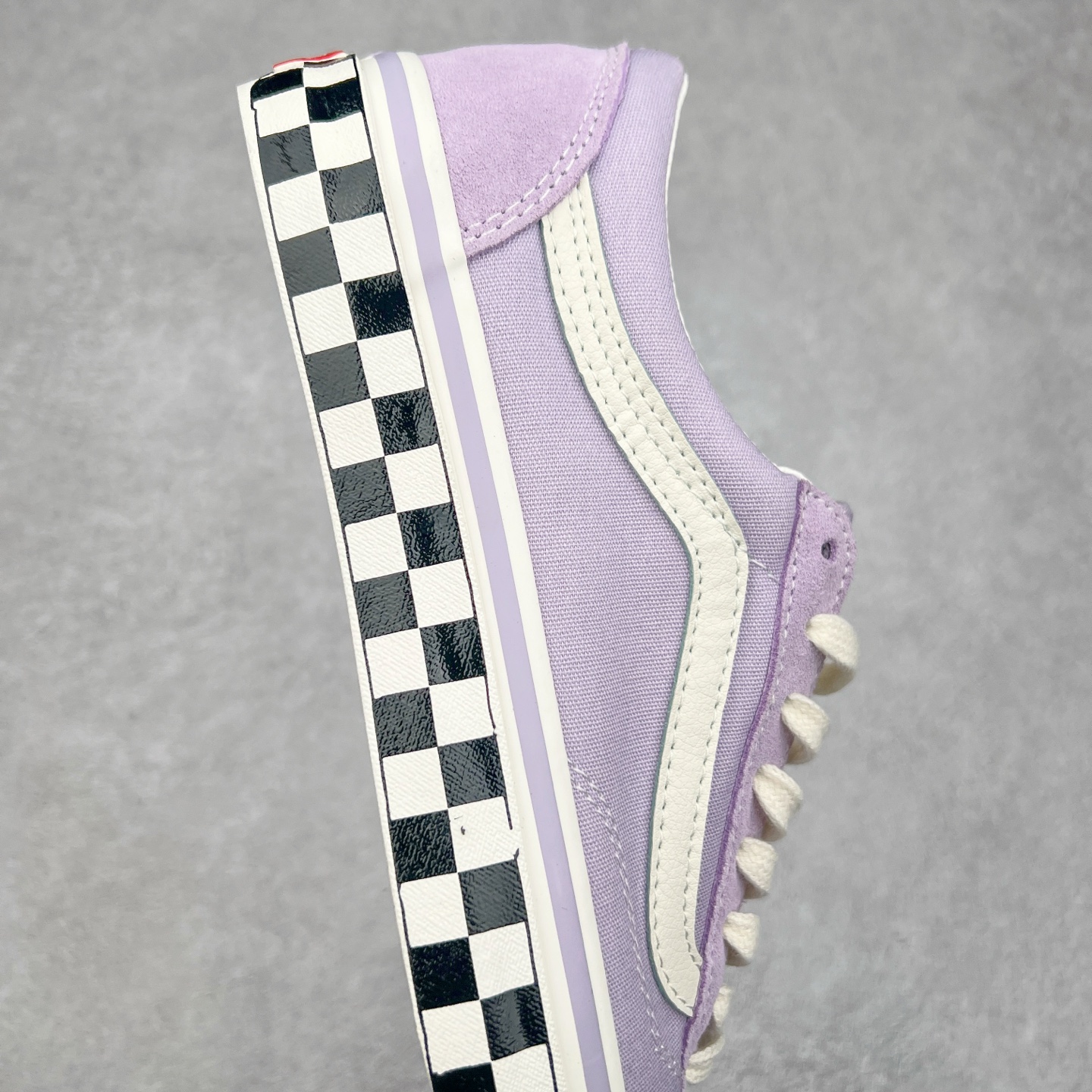 图片[6]-Vans Old Skool Reissue 136 紫色棋盘 范斯官方 高阶支线 全新包头系列 鞋身香芋紫配色打底 鞋底黑白棋盘格设计 时尚又耐看 修饰脚型 后跟加厚海绵 舒适脚感 极具光泽度的中底包边 “万斯的清凉一夏”小清新款可拆卸轻量化抗疲劳鞋垫 尺码：35 36 36.5 37 38 38.5 39 40 40.5 41 42 42.5 43 44-选品中心