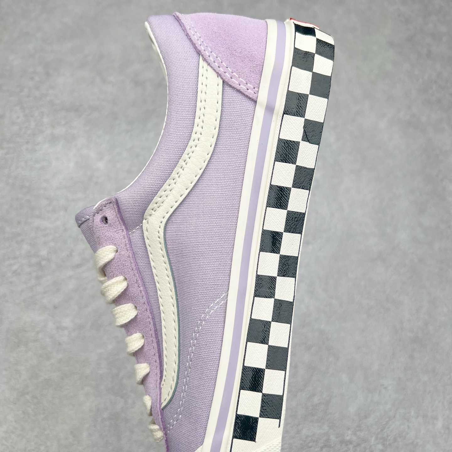 图片[7]-Vans Old Skool Reissue 136 紫色棋盘 范斯官方 高阶支线 全新包头系列 鞋身香芋紫配色打底 鞋底黑白棋盘格设计 时尚又耐看 修饰脚型 后跟加厚海绵 舒适脚感 极具光泽度的中底包边 “万斯的清凉一夏”小清新款可拆卸轻量化抗疲劳鞋垫 尺码：35 36 36.5 37 38 38.5 39 40 40.5 41 42 42.5 43 44-选品中心