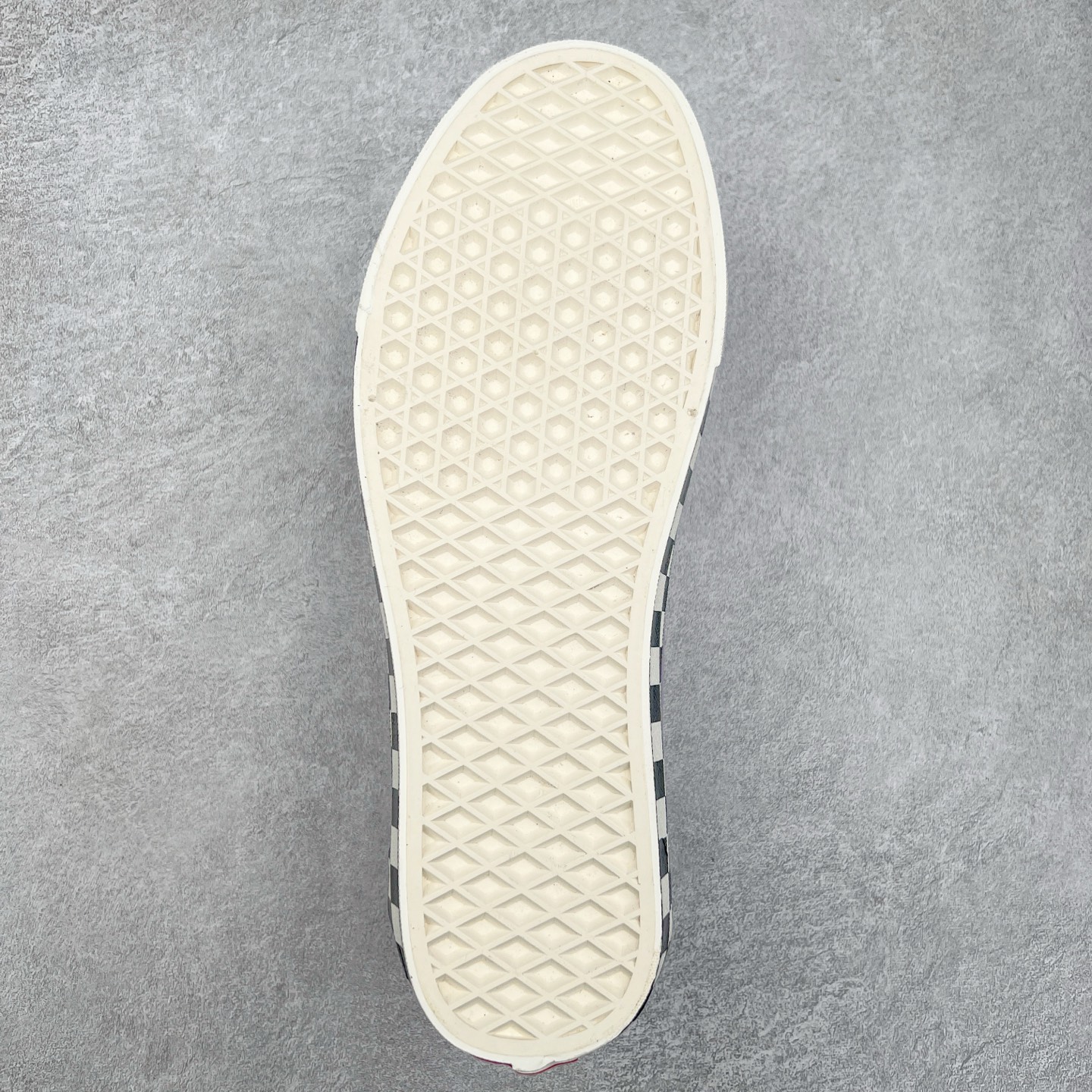 图片[9]-Vans Old Skool Reissue 136 紫色棋盘 范斯官方 高阶支线 全新包头系列 鞋身香芋紫配色打底 鞋底黑白棋盘格设计 时尚又耐看 修饰脚型 后跟加厚海绵 舒适脚感 极具光泽度的中底包边 “万斯的清凉一夏”小清新款可拆卸轻量化抗疲劳鞋垫 尺码：35 36 36.5 37 38 38.5 39 40 40.5 41 42 42.5 43 44-选品中心