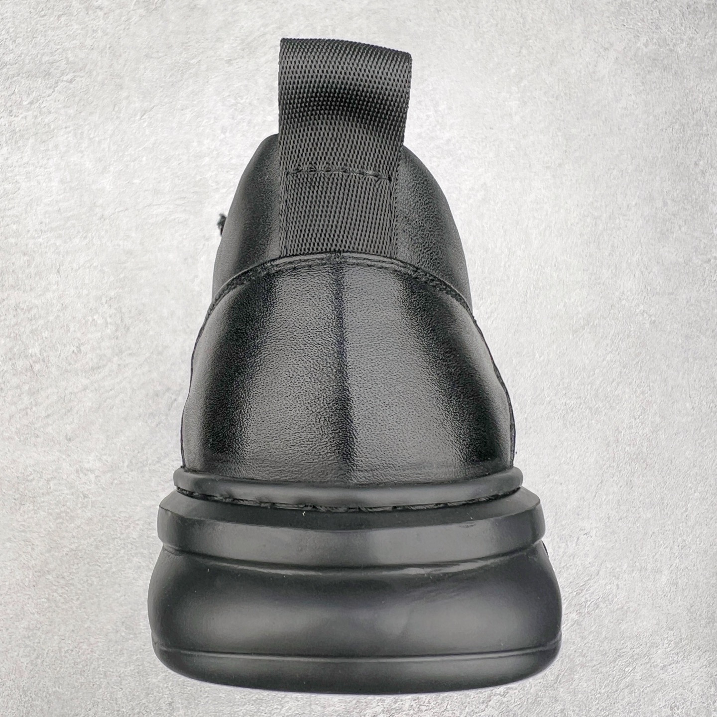 图片[8]-ECCO爱步男鞋小黑鞋小白鞋 舒适透气真皮板鞋 街头轻巧系列 圆头鞋头设计，贴合前脚掌弧度 适合多种脚型，脚感舒适细腻 简约免系带设计，可自由穿脱 贴合脚型 PU包裹足弓与后跟 为脚掌提供支撑性 休闲百搭 简约利落 尺码：38 39 40 41 42 43 44 （皮鞋码）-选品中心