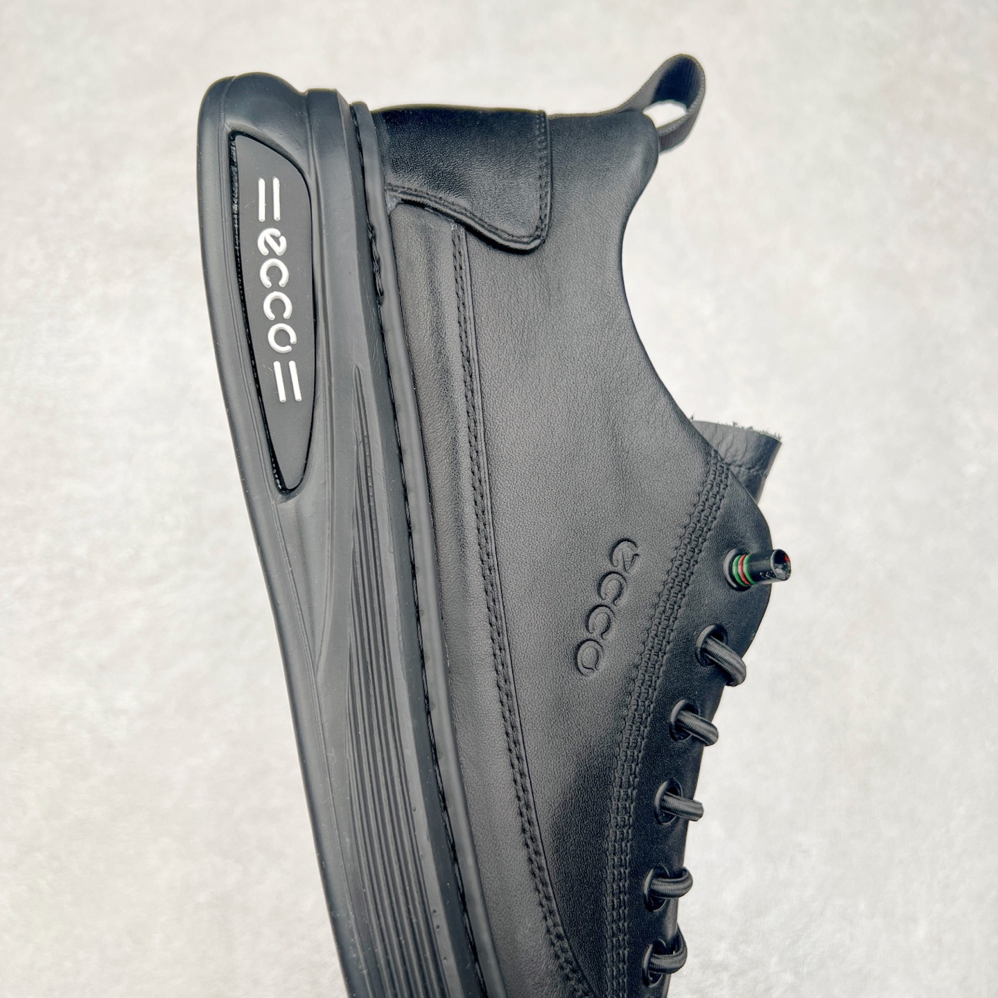 图片[6]-ECCO爱步男鞋小黑鞋小白鞋 舒适透气真皮板鞋 街头轻巧系列 圆头鞋头设计，贴合前脚掌弧度 适合多种脚型，脚感舒适细腻 简约免系带设计，可自由穿脱 贴合脚型 PU包裹足弓与后跟 为脚掌提供支撑性 休闲百搭 简约利落 尺码：38 39 40 41 42 43 44 （皮鞋码）-选品中心