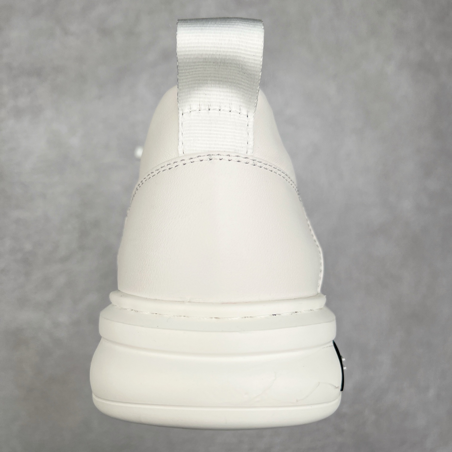 图片[8]-ECCO爱步男鞋小黑鞋小白鞋 舒适透气真皮板鞋 街头轻巧系列 圆头鞋头设计，贴合前脚掌弧度 适合多种脚型，脚感舒适细腻 简约免系带设计，可自由穿脱 贴合脚型 PU包裹足弓与后跟 为脚掌提供支撑性 休闲百搭 简约利落 尺码：38 39 40 41 42 43 44 （皮鞋码）-选品中心