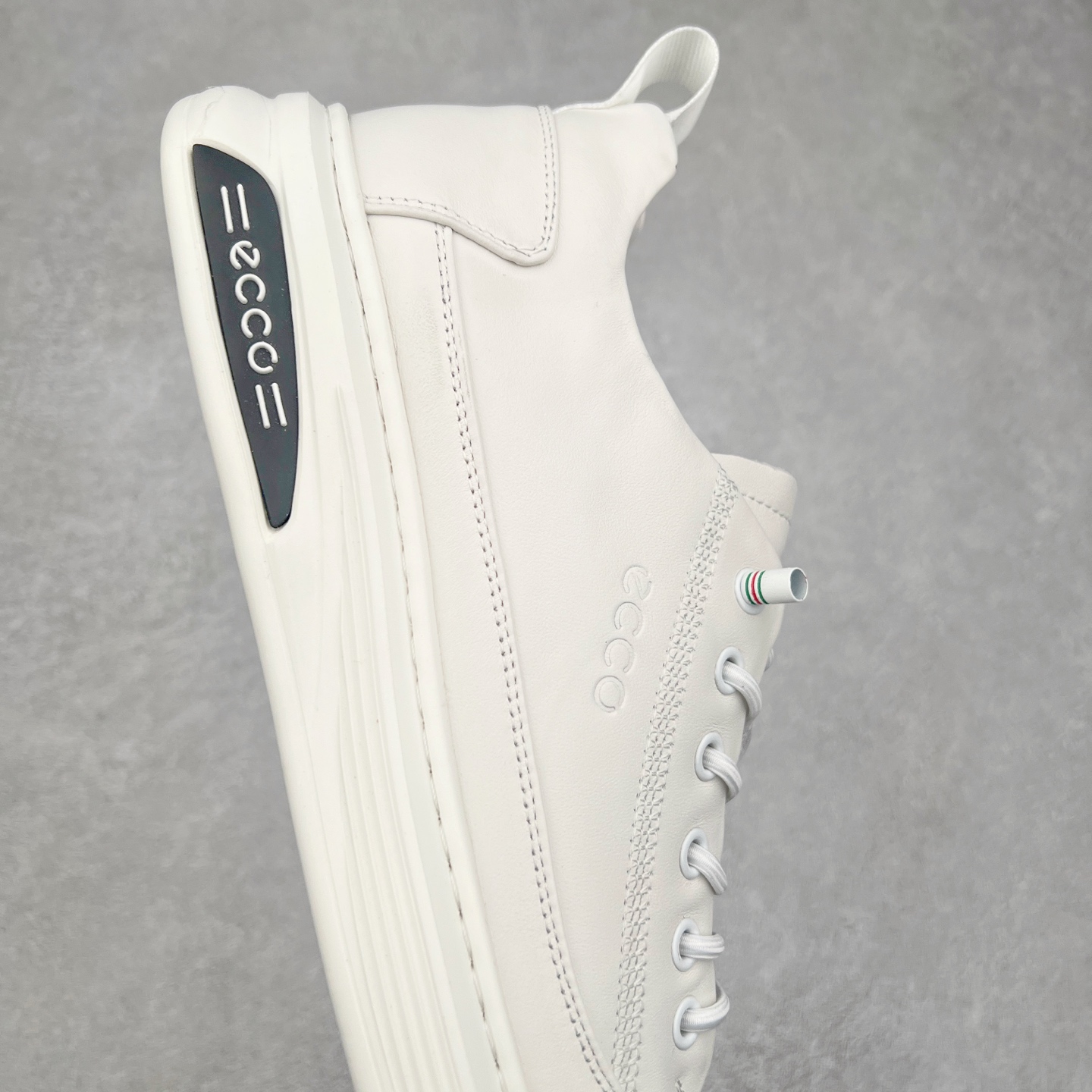 图片[6]-ECCO爱步男鞋小黑鞋小白鞋 舒适透气真皮板鞋 街头轻巧系列 圆头鞋头设计，贴合前脚掌弧度 适合多种脚型，脚感舒适细腻 简约免系带设计，可自由穿脱 贴合脚型 PU包裹足弓与后跟 为脚掌提供支撑性 休闲百搭 简约利落 尺码：38 39 40 41 42 43 44 （皮鞋码）-选品中心