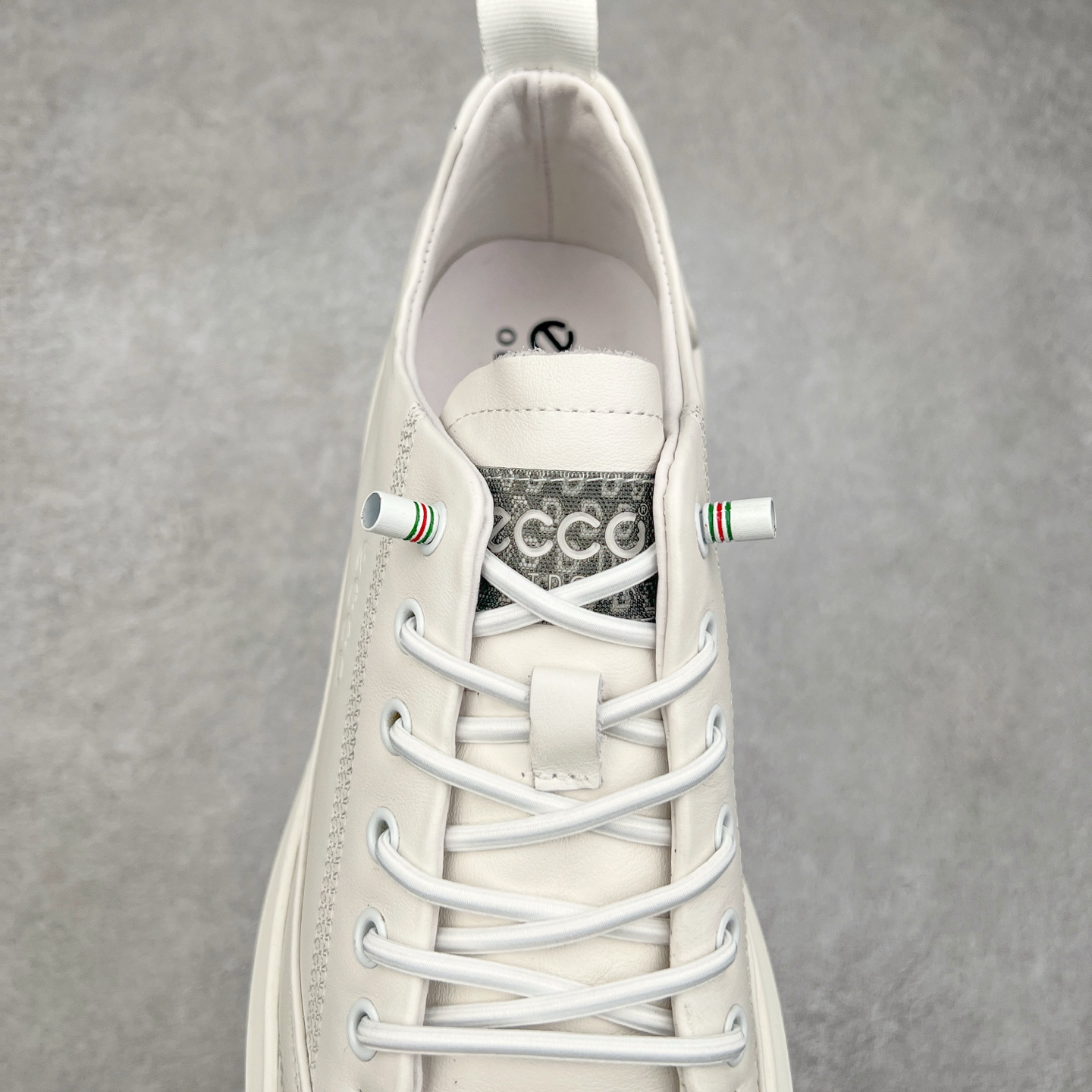 图片[5]-ECCO爱步男鞋小黑鞋小白鞋 舒适透气真皮板鞋 街头轻巧系列 圆头鞋头设计，贴合前脚掌弧度 适合多种脚型，脚感舒适细腻 简约免系带设计，可自由穿脱 贴合脚型 PU包裹足弓与后跟 为脚掌提供支撑性 休闲百搭 简约利落 尺码：38 39 40 41 42 43 44 （皮鞋码）-选品中心