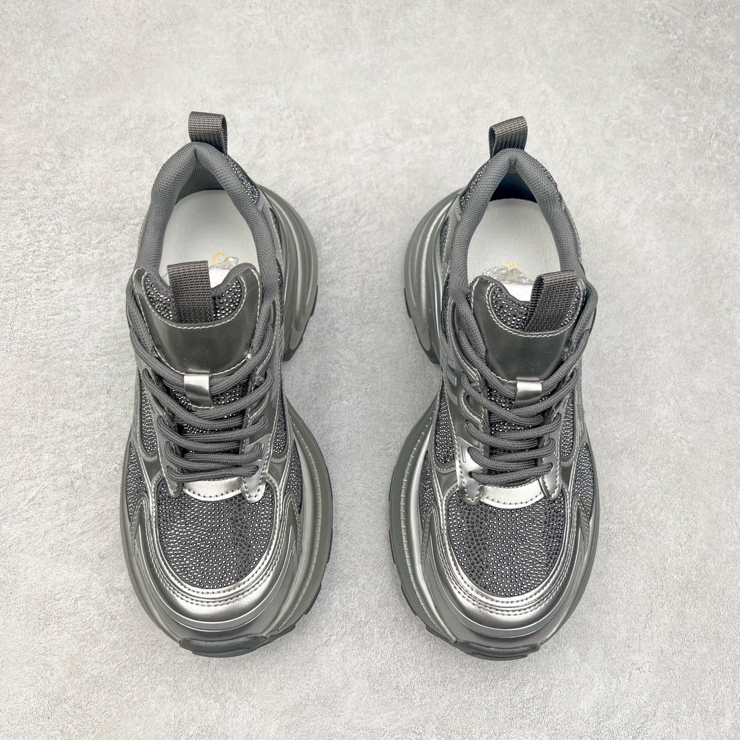 图片[2]-GG-CC Chunky Low白鹿同款独星球 2024新款GGCC低帮复古厚底增高老爹鞋 时髦look轻松定格 不费力展现率性氛围 原版正确大底 高档银盒 酷帅机能风不规则设计大底 8CM 增高厚底 大长腿既视感轻松拿捏 货号：G24X9833 尺码：35 36 37 38 39 40-选品中心