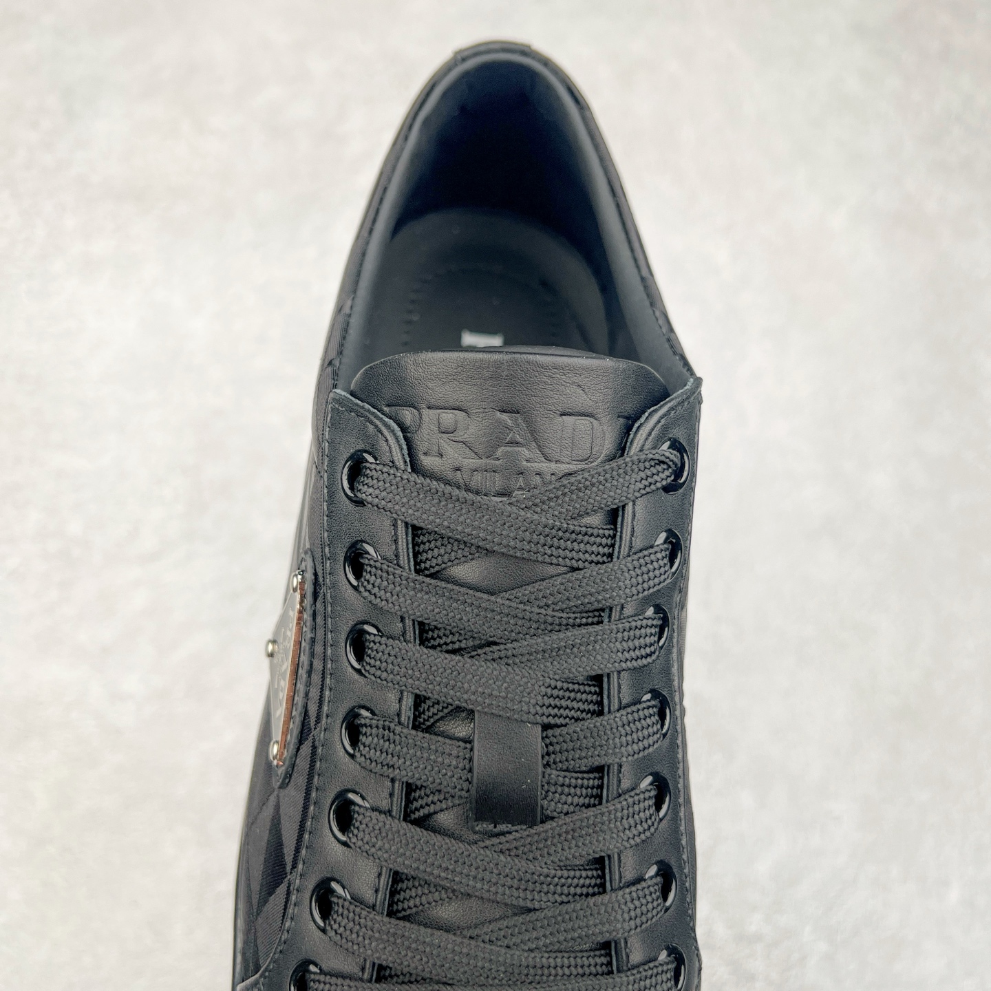 图片[5]-＃纯原 普拉达Prada Downtown Low Sneakers 闹市区系列低帮系带百搭休闲运动小白板鞋“皮革黑白熊猫三角标”男鞋广东原产#原楦数据开发版型#采用粒面头层牛皮鞋面材质#内嵌灌注式PU乳胶缓震鞋垫#外置3.5cmTPR抽真空橡胶鞋底 标志性的珐琅三角形金属徽标，意大利高奢品牌 这款皮革运动鞋多角度诠释Prada徽标：轻巧跃于鞋舌，沿轻质橡胶鞋底铺陈，化身标志性的涂珐琅金属三角形点缀鞋面一侧，无不阐释品牌格调。金属孔眼和棉质鞋带 珐琅三角形装饰鞋面 鞋舌Prada Milano印花徽标 轻质箱型鞋底，侧面配压花徽标 鞋底厚3.5厘米 可拆卸皮革包覆内底 尺码 38 39 40 41 42 43 44 45-选品中心
