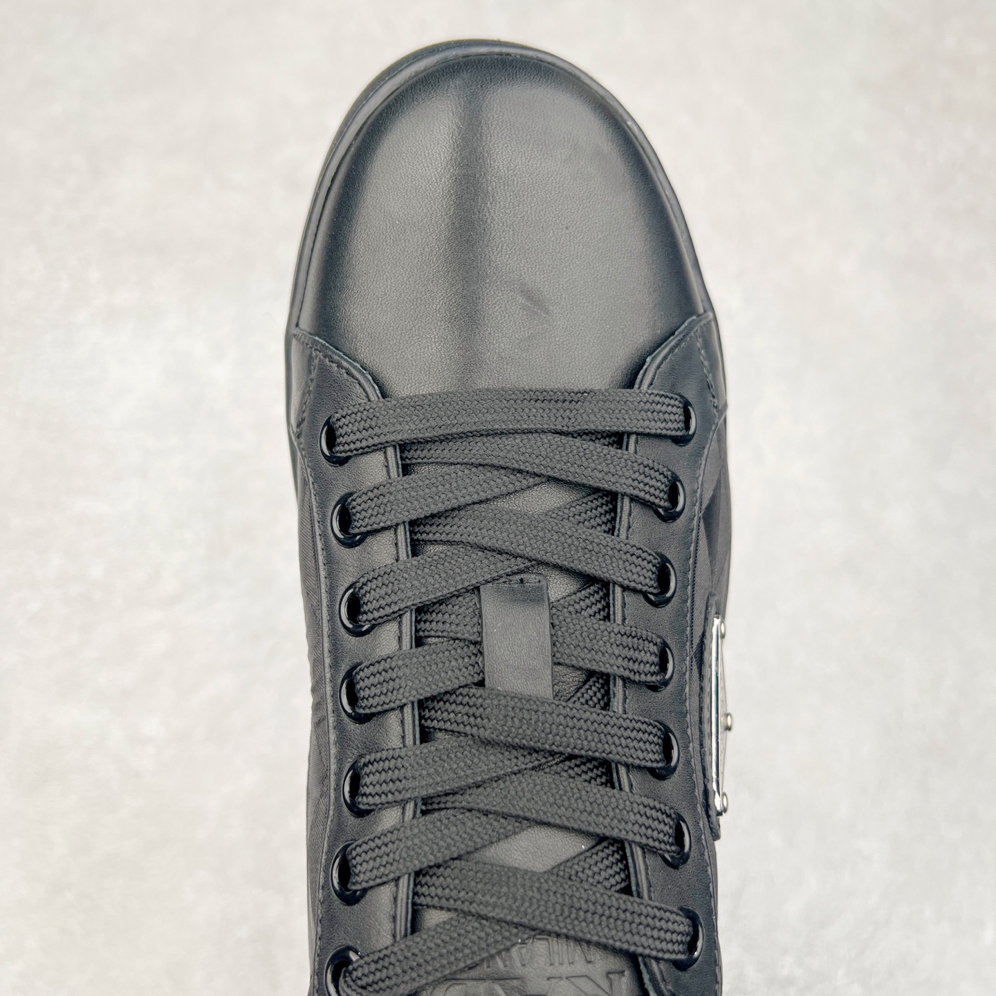 图片[4]-＃纯原 普拉达Prada Downtown Low Sneakers 闹市区系列低帮系带百搭休闲运动小白板鞋“皮革黑白熊猫三角标”男鞋广东原产#原楦数据开发版型#采用粒面头层牛皮鞋面材质#内嵌灌注式PU乳胶缓震鞋垫#外置3.5cmTPR抽真空橡胶鞋底 标志性的珐琅三角形金属徽标，意大利高奢品牌 这款皮革运动鞋多角度诠释Prada徽标：轻巧跃于鞋舌，沿轻质橡胶鞋底铺陈，化身标志性的涂珐琅金属三角形点缀鞋面一侧，无不阐释品牌格调。金属孔眼和棉质鞋带 珐琅三角形装饰鞋面 鞋舌Prada Milano印花徽标 轻质箱型鞋底，侧面配压花徽标 鞋底厚3.5厘米 可拆卸皮革包覆内底 尺码 38 39 40 41 42 43 44 45-选品中心