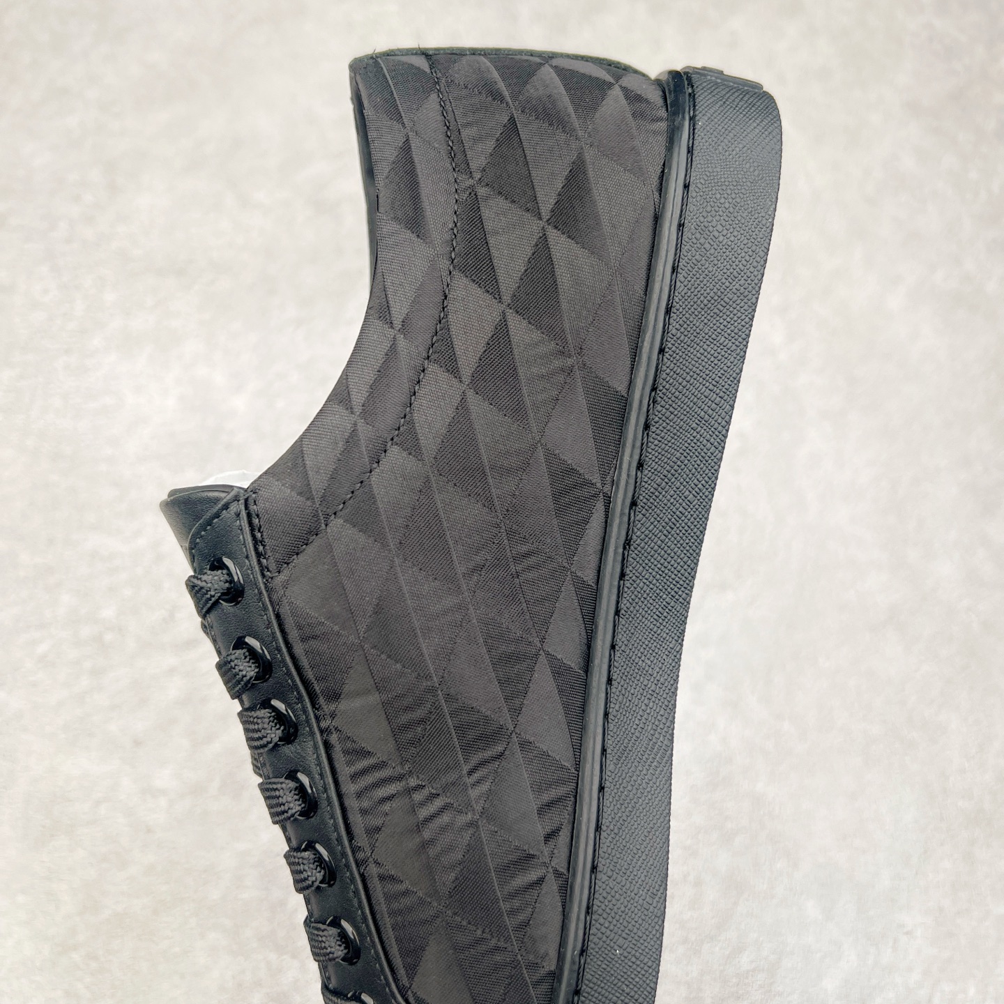 图片[7]-＃纯原 普拉达Prada Downtown Low Sneakers 闹市区系列低帮系带百搭休闲运动小白板鞋“皮革黑白熊猫三角标”男鞋广东原产#原楦数据开发版型#采用粒面头层牛皮鞋面材质#内嵌灌注式PU乳胶缓震鞋垫#外置3.5cmTPR抽真空橡胶鞋底 标志性的珐琅三角形金属徽标，意大利高奢品牌 这款皮革运动鞋多角度诠释Prada徽标：轻巧跃于鞋舌，沿轻质橡胶鞋底铺陈，化身标志性的涂珐琅金属三角形点缀鞋面一侧，无不阐释品牌格调。金属孔眼和棉质鞋带 珐琅三角形装饰鞋面 鞋舌Prada Milano印花徽标 轻质箱型鞋底，侧面配压花徽标 鞋底厚3.5厘米 可拆卸皮革包覆内底 尺码 38 39 40 41 42 43 44 45-选品中心