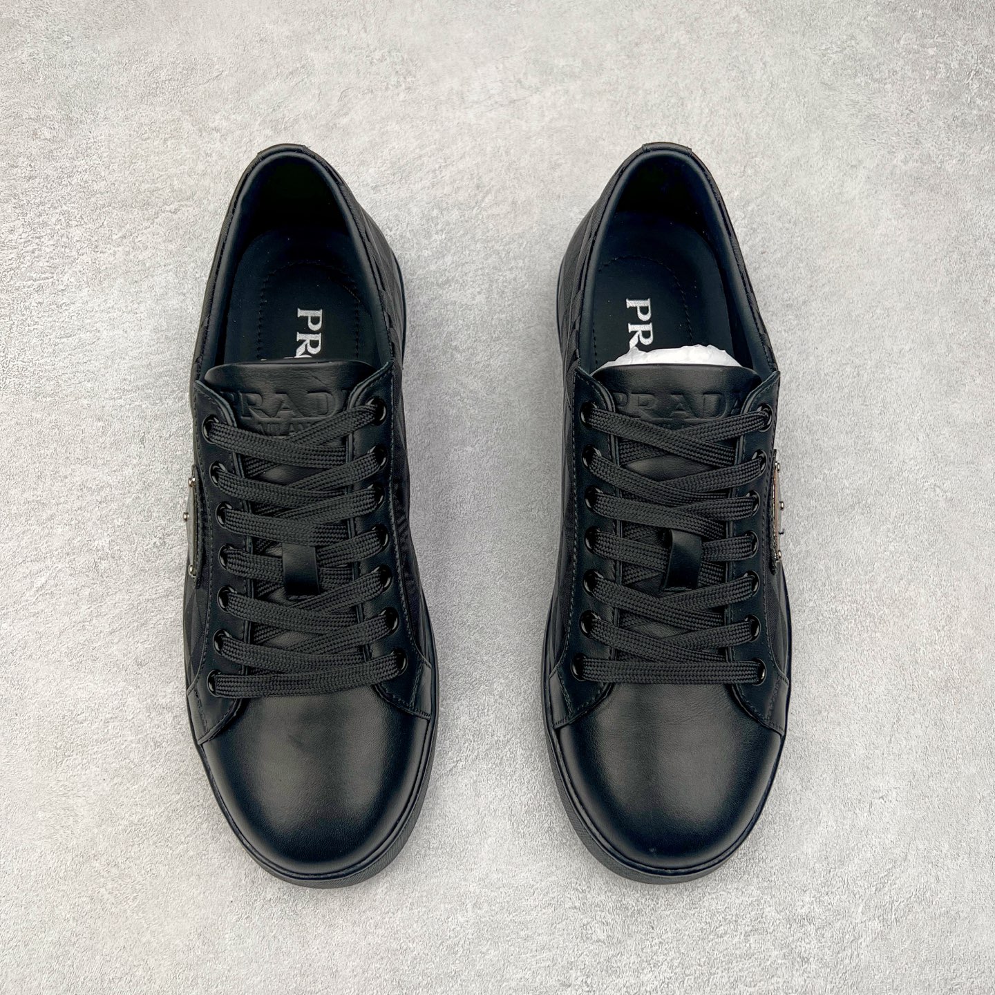 图片[2]-＃纯原 普拉达Prada Downtown Low Sneakers 闹市区系列低帮系带百搭休闲运动小白板鞋“皮革黑白熊猫三角标”男鞋广东原产#原楦数据开发版型#采用粒面头层牛皮鞋面材质#内嵌灌注式PU乳胶缓震鞋垫#外置3.5cmTPR抽真空橡胶鞋底 标志性的珐琅三角形金属徽标，意大利高奢品牌 这款皮革运动鞋多角度诠释Prada徽标：轻巧跃于鞋舌，沿轻质橡胶鞋底铺陈，化身标志性的涂珐琅金属三角形点缀鞋面一侧，无不阐释品牌格调。金属孔眼和棉质鞋带 珐琅三角形装饰鞋面 鞋舌Prada Milano印花徽标 轻质箱型鞋底，侧面配压花徽标 鞋底厚3.5厘米 可拆卸皮革包覆内底 尺码 38 39 40 41 42 43 44 45-选品中心