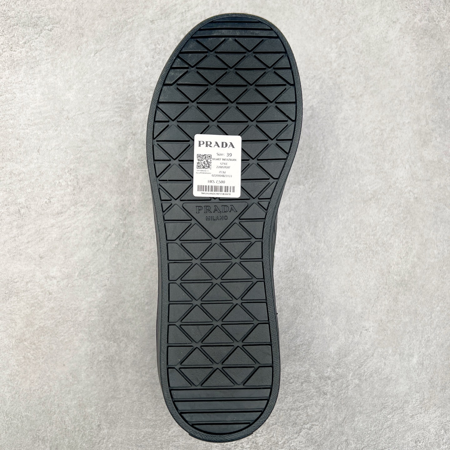 图片[9]-＃纯原 普拉达Prada Downtown Low Sneakers 闹市区系列低帮系带百搭休闲运动小白板鞋“皮革黑白熊猫三角标”男鞋广东原产#原楦数据开发版型#采用粒面头层牛皮鞋面材质#内嵌灌注式PU乳胶缓震鞋垫#外置3.5cmTPR抽真空橡胶鞋底 标志性的珐琅三角形金属徽标，意大利高奢品牌 这款皮革运动鞋多角度诠释Prada徽标：轻巧跃于鞋舌，沿轻质橡胶鞋底铺陈，化身标志性的涂珐琅金属三角形点缀鞋面一侧，无不阐释品牌格调。金属孔眼和棉质鞋带 珐琅三角形装饰鞋面 鞋舌Prada Milano印花徽标 轻质箱型鞋底，侧面配压花徽标 鞋底厚3.5厘米 可拆卸皮革包覆内底 尺码 38 39 40 41 42 43 44 45-选品中心