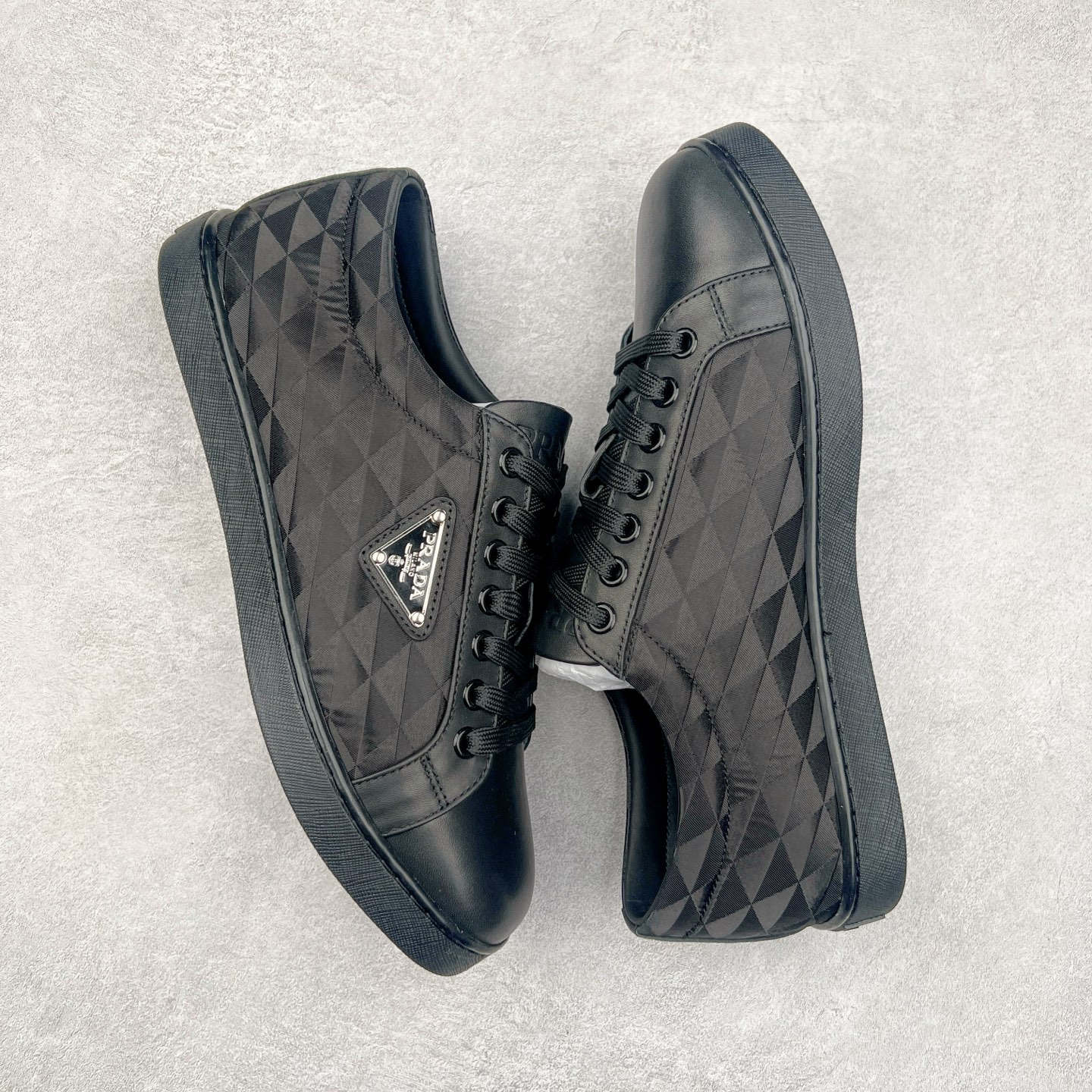 图片[3]-＃纯原 普拉达Prada Downtown Low Sneakers 闹市区系列低帮系带百搭休闲运动小白板鞋“皮革黑白熊猫三角标”男鞋广东原产#原楦数据开发版型#采用粒面头层牛皮鞋面材质#内嵌灌注式PU乳胶缓震鞋垫#外置3.5cmTPR抽真空橡胶鞋底 标志性的珐琅三角形金属徽标，意大利高奢品牌 这款皮革运动鞋多角度诠释Prada徽标：轻巧跃于鞋舌，沿轻质橡胶鞋底铺陈，化身标志性的涂珐琅金属三角形点缀鞋面一侧，无不阐释品牌格调。金属孔眼和棉质鞋带 珐琅三角形装饰鞋面 鞋舌Prada Milano印花徽标 轻质箱型鞋底，侧面配压花徽标 鞋底厚3.5厘米 可拆卸皮革包覆内底 尺码 38 39 40 41 42 43 44 45-选品中心