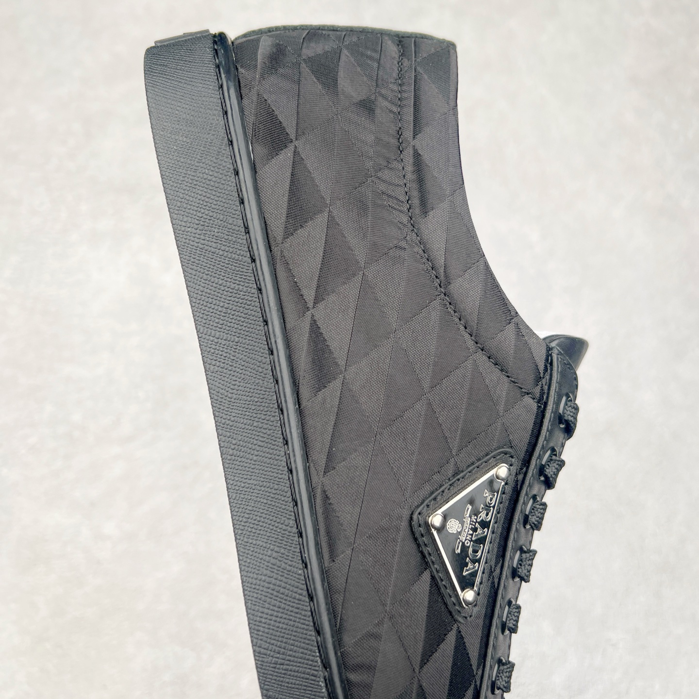 图片[6]-＃纯原 普拉达Prada Downtown Low Sneakers 闹市区系列低帮系带百搭休闲运动小白板鞋“皮革黑白熊猫三角标”男鞋广东原产#原楦数据开发版型#采用粒面头层牛皮鞋面材质#内嵌灌注式PU乳胶缓震鞋垫#外置3.5cmTPR抽真空橡胶鞋底 标志性的珐琅三角形金属徽标，意大利高奢品牌 这款皮革运动鞋多角度诠释Prada徽标：轻巧跃于鞋舌，沿轻质橡胶鞋底铺陈，化身标志性的涂珐琅金属三角形点缀鞋面一侧，无不阐释品牌格调。金属孔眼和棉质鞋带 珐琅三角形装饰鞋面 鞋舌Prada Milano印花徽标 轻质箱型鞋底，侧面配压花徽标 鞋底厚3.5厘米 可拆卸皮革包覆内底 尺码 38 39 40 41 42 43 44 45-选品中心