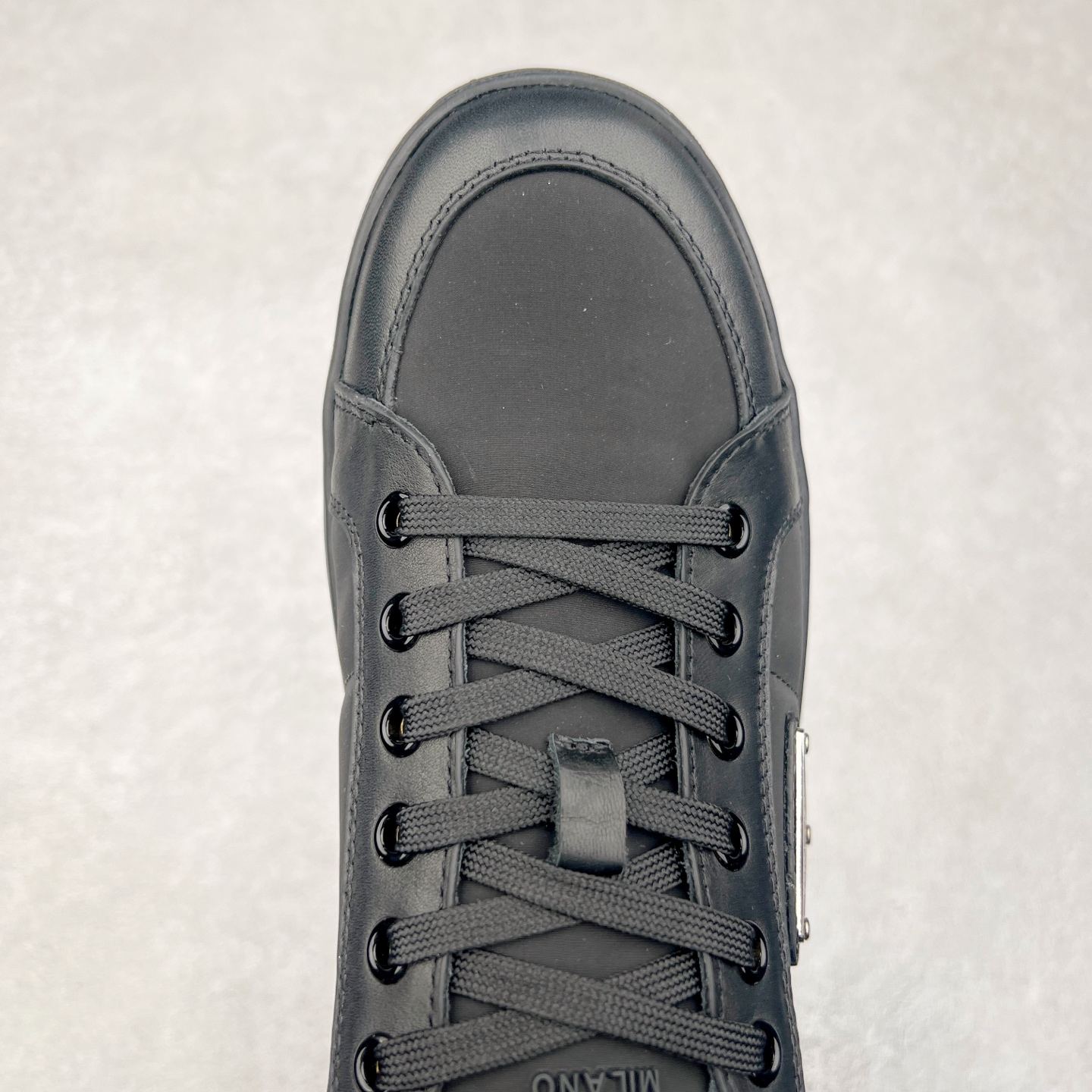 图片[4]-＃纯原 普拉达Prada Downtown Low Sneakers 闹市区系列低帮系带百搭休闲运动小白板鞋“皮革黑白熊猫三角标”男鞋广东原产#原楦数据开发版型#采用粒面头层牛皮鞋面材质#内嵌灌注式PU乳胶缓震鞋垫#外置3.5cmTPR抽真空橡胶鞋底 标志性的珐琅三角形金属徽标，意大利高奢品牌 这款皮革运动鞋多角度诠释Prada徽标：轻巧跃于鞋舌，沿轻质橡胶鞋底铺陈，化身标志性的涂珐琅金属三角形点缀鞋面一侧，无不阐释品牌格调。金属孔眼和棉质鞋带 珐琅三角形装饰鞋面 鞋舌Prada Milano印花徽标 轻质箱型鞋底，侧面配压花徽标 鞋底厚3.5厘米 可拆卸皮革包覆内底 尺码 38 39 40 41 42 43 44 45-选品中心