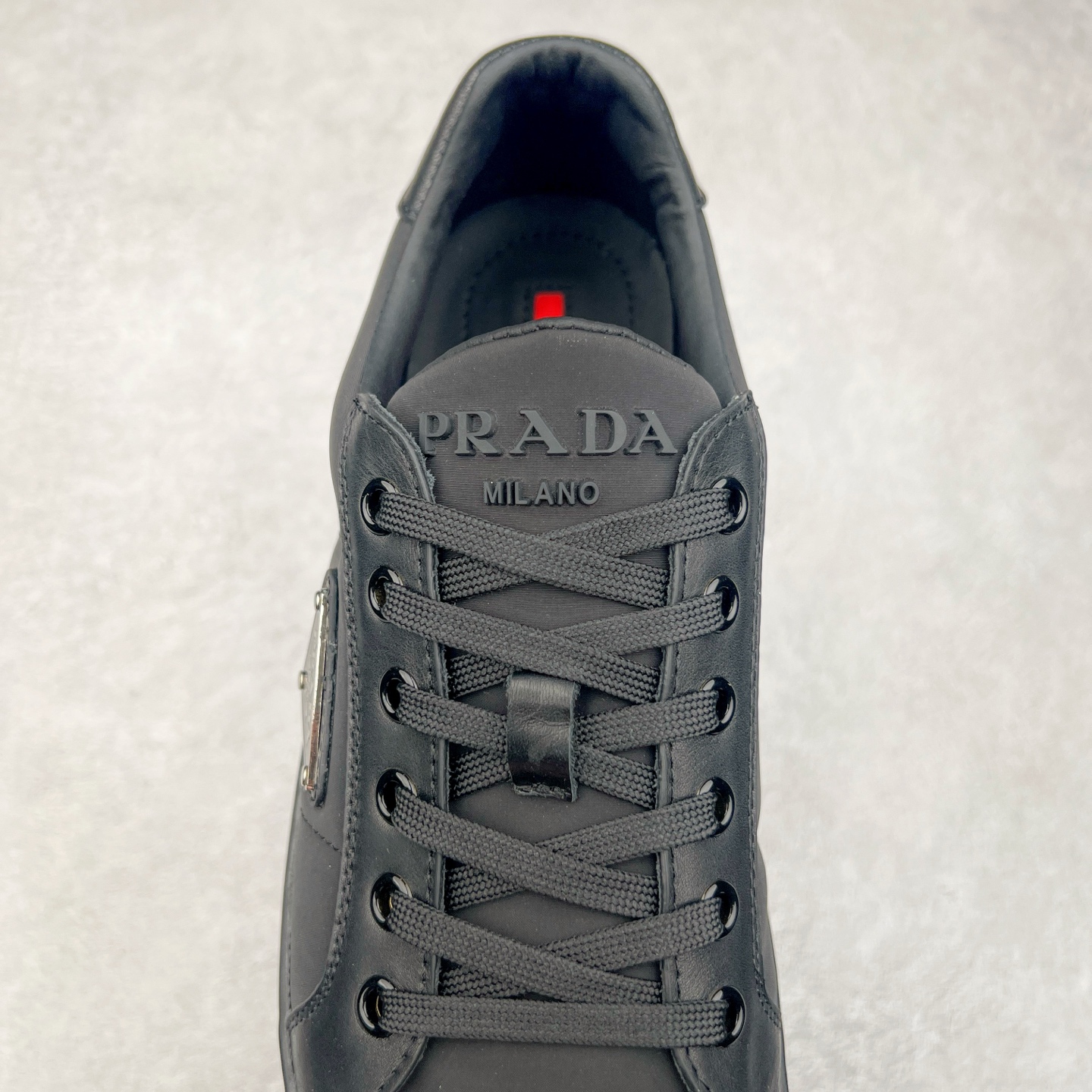 图片[5]-＃纯原 普拉达Prada Downtown Low Sneakers 闹市区系列低帮系带百搭休闲运动小白板鞋“皮革黑白熊猫三角标”男鞋广东原产#原楦数据开发版型#采用粒面头层牛皮鞋面材质#内嵌灌注式PU乳胶缓震鞋垫#外置3.5cmTPR抽真空橡胶鞋底 标志性的珐琅三角形金属徽标，意大利高奢品牌 这款皮革运动鞋多角度诠释Prada徽标：轻巧跃于鞋舌，沿轻质橡胶鞋底铺陈，化身标志性的涂珐琅金属三角形点缀鞋面一侧，无不阐释品牌格调。金属孔眼和棉质鞋带 珐琅三角形装饰鞋面 鞋舌Prada Milano印花徽标 轻质箱型鞋底，侧面配压花徽标 鞋底厚3.5厘米 可拆卸皮革包覆内底 尺码 38 39 40 41 42 43 44 45-选品中心