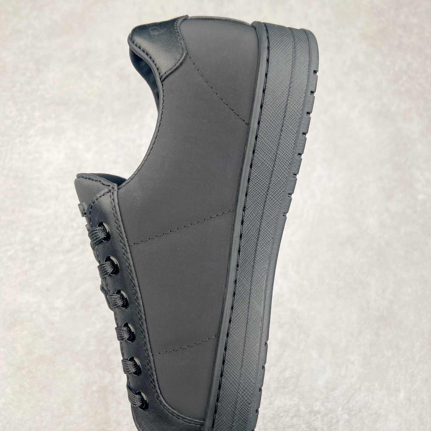 图片[7]-＃纯原 普拉达Prada Downtown Low Sneakers 闹市区系列低帮系带百搭休闲运动小白板鞋“皮革黑白熊猫三角标”男鞋广东原产#原楦数据开发版型#采用粒面头层牛皮鞋面材质#内嵌灌注式PU乳胶缓震鞋垫#外置3.5cmTPR抽真空橡胶鞋底 标志性的珐琅三角形金属徽标，意大利高奢品牌 这款皮革运动鞋多角度诠释Prada徽标：轻巧跃于鞋舌，沿轻质橡胶鞋底铺陈，化身标志性的涂珐琅金属三角形点缀鞋面一侧，无不阐释品牌格调。金属孔眼和棉质鞋带 珐琅三角形装饰鞋面 鞋舌Prada Milano印花徽标 轻质箱型鞋底，侧面配压花徽标 鞋底厚3.5厘米 可拆卸皮革包覆内底 尺码 38 39 40 41 42 43 44 45-选品中心