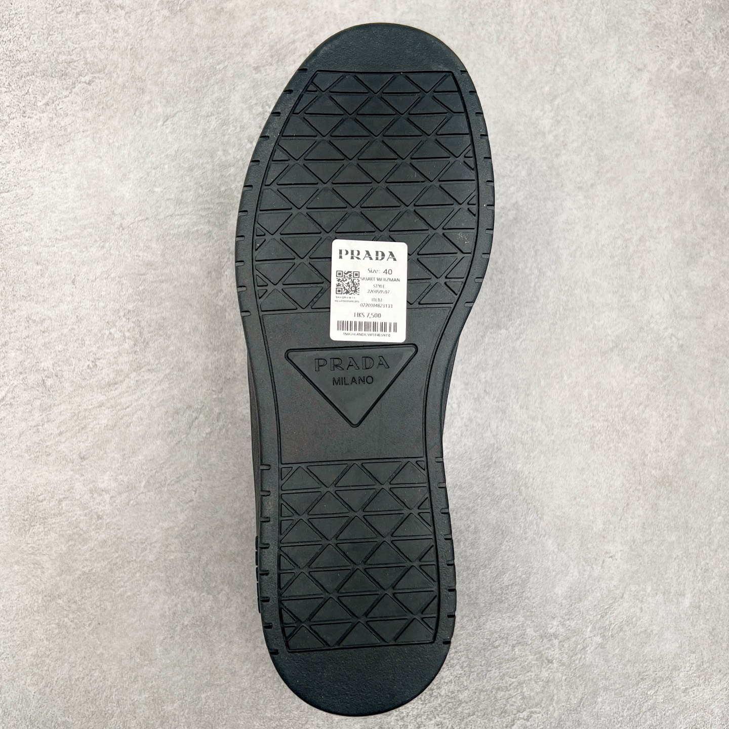 图片[9]-＃纯原 普拉达Prada Downtown Low Sneakers 闹市区系列低帮系带百搭休闲运动小白板鞋“皮革黑白熊猫三角标”男鞋广东原产#原楦数据开发版型#采用粒面头层牛皮鞋面材质#内嵌灌注式PU乳胶缓震鞋垫#外置3.5cmTPR抽真空橡胶鞋底 标志性的珐琅三角形金属徽标，意大利高奢品牌 这款皮革运动鞋多角度诠释Prada徽标：轻巧跃于鞋舌，沿轻质橡胶鞋底铺陈，化身标志性的涂珐琅金属三角形点缀鞋面一侧，无不阐释品牌格调。金属孔眼和棉质鞋带 珐琅三角形装饰鞋面 鞋舌Prada Milano印花徽标 轻质箱型鞋底，侧面配压花徽标 鞋底厚3.5厘米 可拆卸皮革包覆内底 尺码 38 39 40 41 42 43 44 45-选品中心