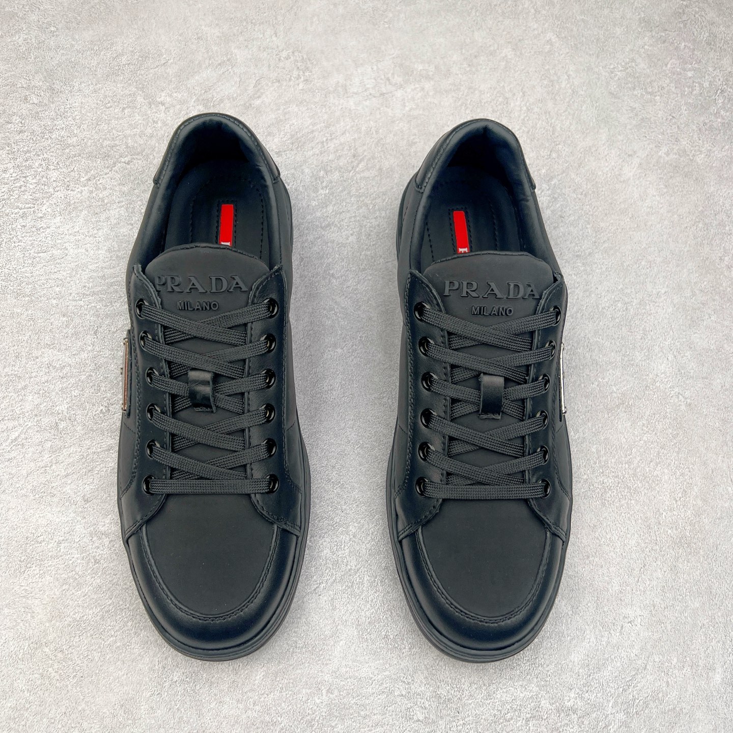 图片[2]-＃纯原 普拉达Prada Downtown Low Sneakers 闹市区系列低帮系带百搭休闲运动小白板鞋“皮革黑白熊猫三角标”男鞋广东原产#原楦数据开发版型#采用粒面头层牛皮鞋面材质#内嵌灌注式PU乳胶缓震鞋垫#外置3.5cmTPR抽真空橡胶鞋底 标志性的珐琅三角形金属徽标，意大利高奢品牌 这款皮革运动鞋多角度诠释Prada徽标：轻巧跃于鞋舌，沿轻质橡胶鞋底铺陈，化身标志性的涂珐琅金属三角形点缀鞋面一侧，无不阐释品牌格调。金属孔眼和棉质鞋带 珐琅三角形装饰鞋面 鞋舌Prada Milano印花徽标 轻质箱型鞋底，侧面配压花徽标 鞋底厚3.5厘米 可拆卸皮革包覆内底 尺码 38 39 40 41 42 43 44 45-选品中心