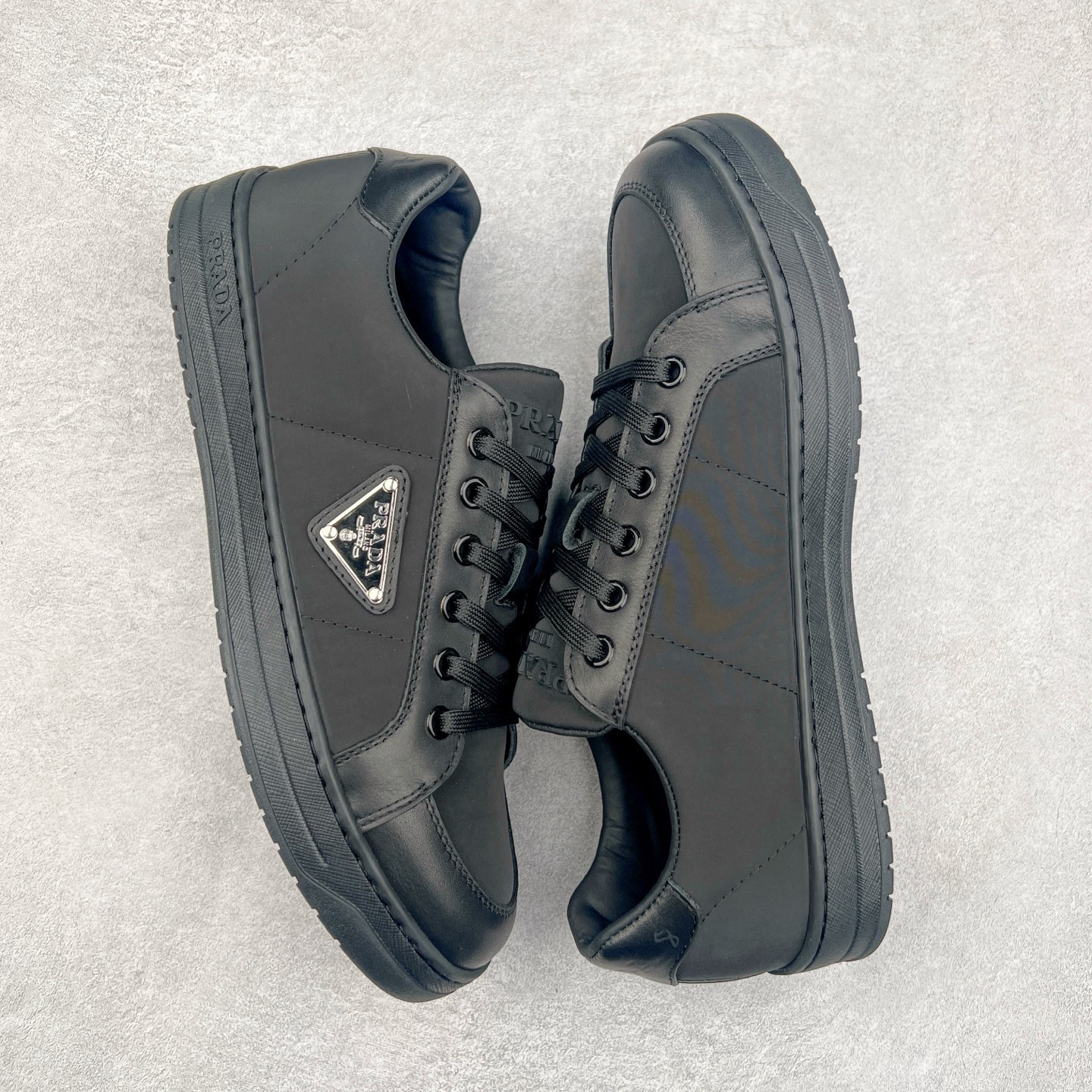 图片[3]-＃纯原 普拉达Prada Downtown Low Sneakers 闹市区系列低帮系带百搭休闲运动小白板鞋“皮革黑白熊猫三角标”男鞋广东原产#原楦数据开发版型#采用粒面头层牛皮鞋面材质#内嵌灌注式PU乳胶缓震鞋垫#外置3.5cmTPR抽真空橡胶鞋底 标志性的珐琅三角形金属徽标，意大利高奢品牌 这款皮革运动鞋多角度诠释Prada徽标：轻巧跃于鞋舌，沿轻质橡胶鞋底铺陈，化身标志性的涂珐琅金属三角形点缀鞋面一侧，无不阐释品牌格调。金属孔眼和棉质鞋带 珐琅三角形装饰鞋面 鞋舌Prada Milano印花徽标 轻质箱型鞋底，侧面配压花徽标 鞋底厚3.5厘米 可拆卸皮革包覆内底 尺码 38 39 40 41 42 43 44 45-选品中心