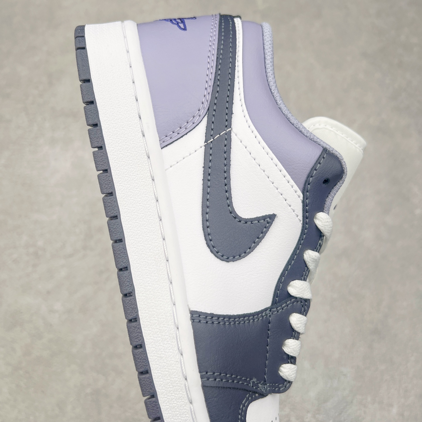 图片[6]-＃DT纯原 Air Jordan AJ1 Low 低帮 白紫 553558-145 终端优势供应 市面中低帮最具代表性版本没有之一 口碑大厂出品 品控大底版型不断改良更新 全套原纸板楦头开发 确保原汁原味 完美呈现版型 完美零毛边处理 原厂内置全掌气垫 价格定位良心 平台专用代工流水线出品 一眼公司既视感 拿到手的一瞬间就与众不同 碾压市面所有版本 全部原鞋开发 每一个配色都会采购原鞋确认细节 打破市面看图做货无好货之说 尺码：35.5 36 36.5 37.5 38 38.5 39 40 40.5 41 42 42.5 43 44 44.5 45 46-选品中心