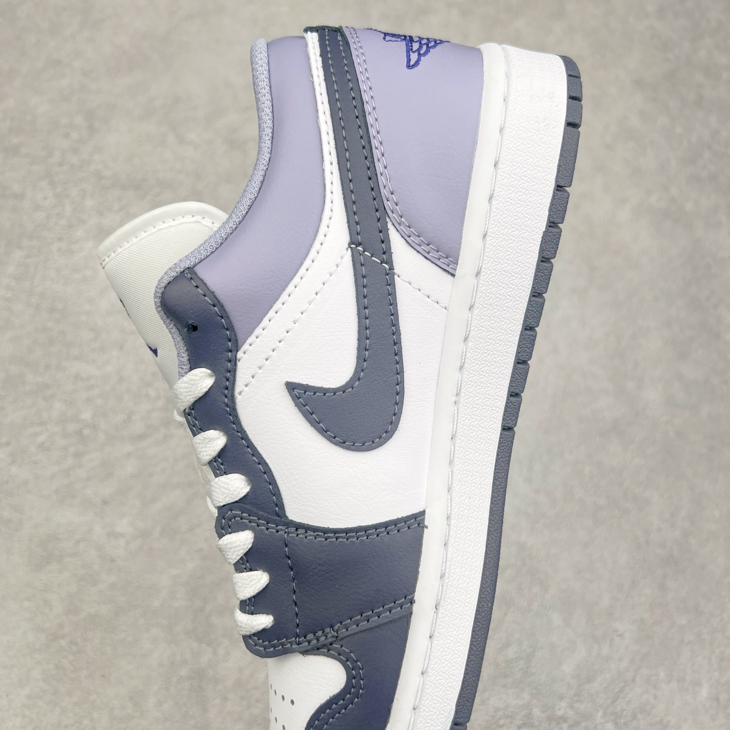 图片[7]-＃DT纯原 Air Jordan AJ1 Low 低帮 白紫 553558-145 终端优势供应 市面中低帮最具代表性版本没有之一 口碑大厂出品 品控大底版型不断改良更新 全套原纸板楦头开发 确保原汁原味 完美呈现版型 完美零毛边处理 原厂内置全掌气垫 价格定位良心 平台专用代工流水线出品 一眼公司既视感 拿到手的一瞬间就与众不同 碾压市面所有版本 全部原鞋开发 每一个配色都会采购原鞋确认细节 打破市面看图做货无好货之说 尺码：35.5 36 36.5 37.5 38 38.5 39 40 40.5 41 42 42.5 43 44 44.5 45 46-选品中心