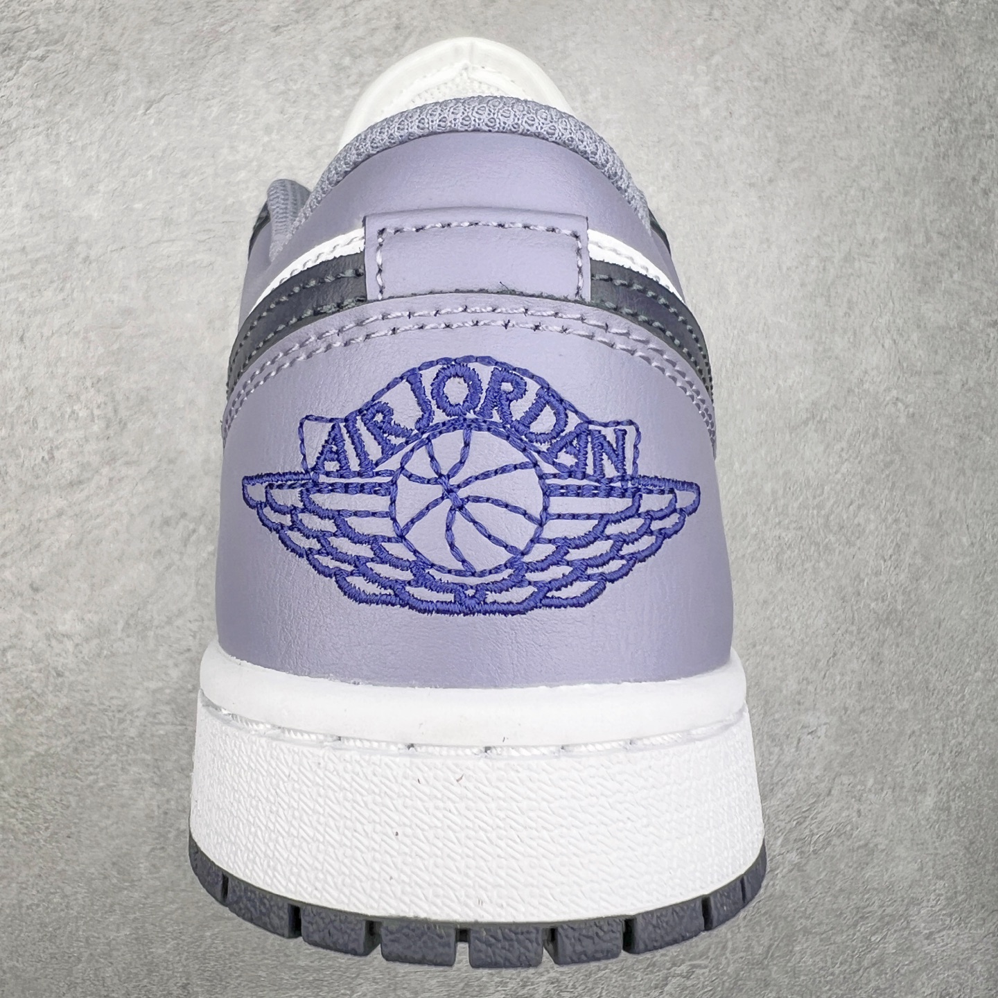 图片[8]-＃DT纯原 Air Jordan AJ1 Low 低帮 白紫 553558-145 终端优势供应 市面中低帮最具代表性版本没有之一 口碑大厂出品 品控大底版型不断改良更新 全套原纸板楦头开发 确保原汁原味 完美呈现版型 完美零毛边处理 原厂内置全掌气垫 价格定位良心 平台专用代工流水线出品 一眼公司既视感 拿到手的一瞬间就与众不同 碾压市面所有版本 全部原鞋开发 每一个配色都会采购原鞋确认细节 打破市面看图做货无好货之说 尺码：35.5 36 36.5 37.5 38 38.5 39 40 40.5 41 42 42.5 43 44 44.5 45 46-选品中心