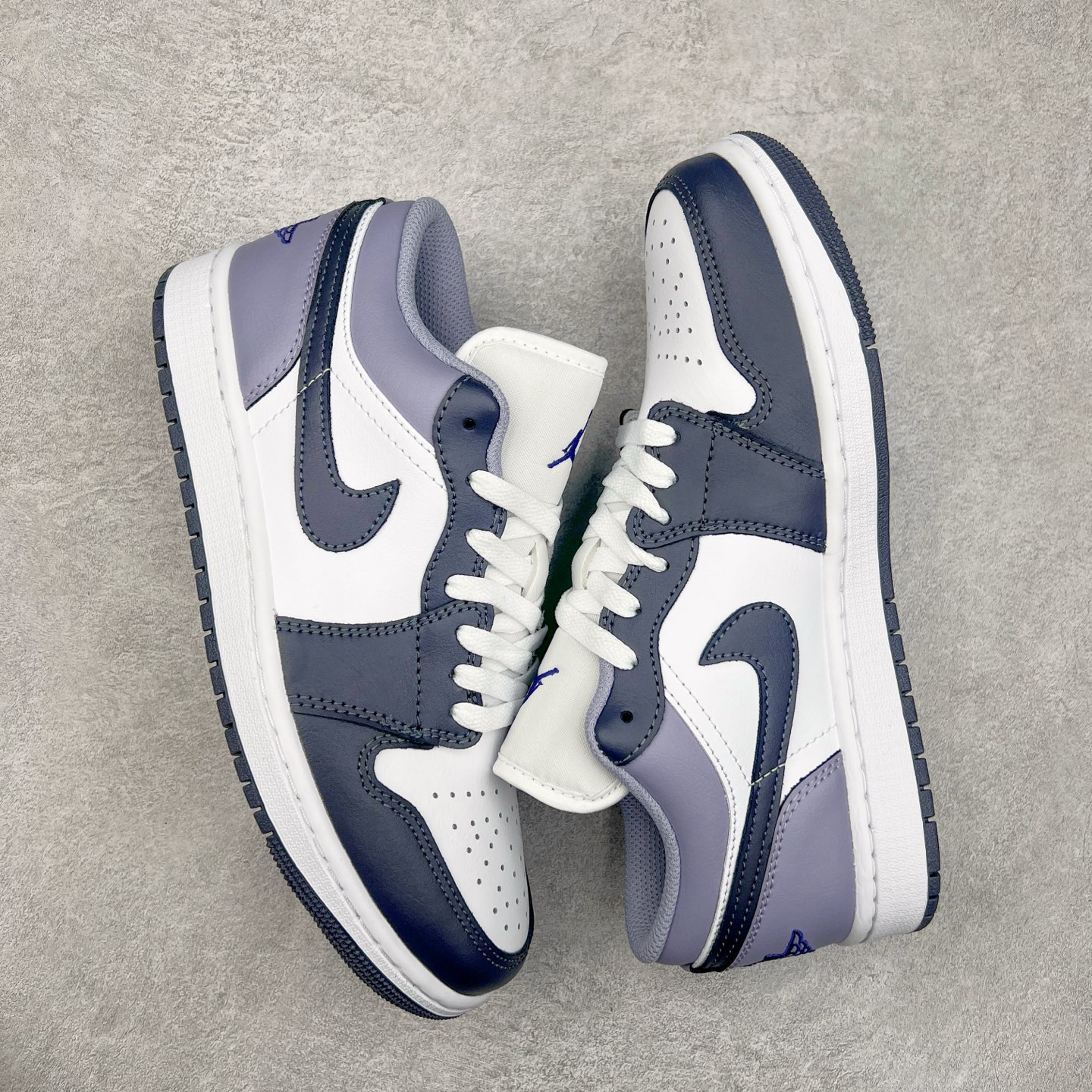 图片[3]-＃DT纯原 Air Jordan AJ1 Low 低帮 白紫 553558-145 终端优势供应 市面中低帮最具代表性版本没有之一 口碑大厂出品 品控大底版型不断改良更新 全套原纸板楦头开发 确保原汁原味 完美呈现版型 完美零毛边处理 原厂内置全掌气垫 价格定位良心 平台专用代工流水线出品 一眼公司既视感 拿到手的一瞬间就与众不同 碾压市面所有版本 全部原鞋开发 每一个配色都会采购原鞋确认细节 打破市面看图做货无好货之说 尺码：35.5 36 36.5 37.5 38 38.5 39 40 40.5 41 42 42.5 43 44 44.5 45 46-选品中心