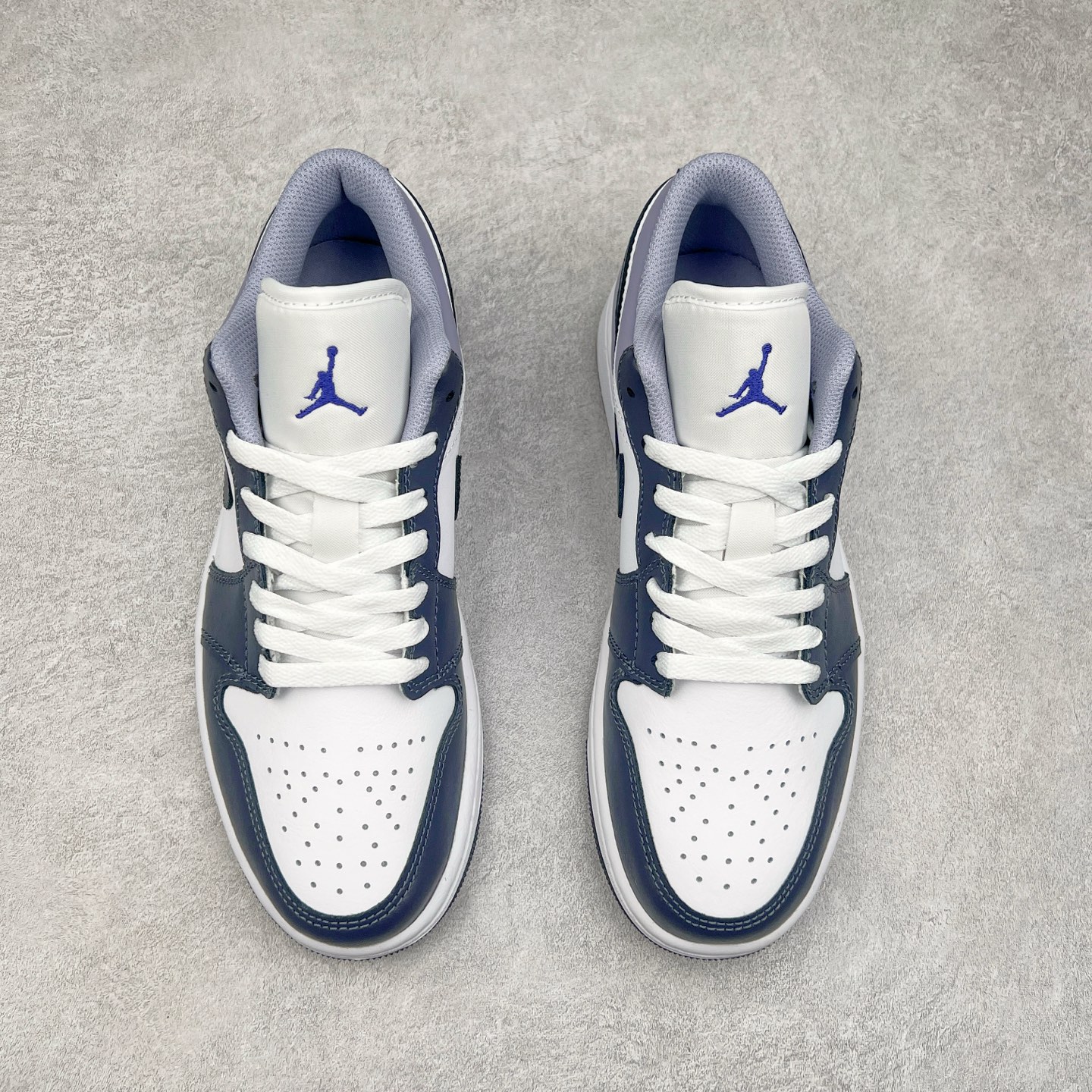 图片[2]-＃DT纯原 Air Jordan AJ1 Low 低帮 白紫 553558-145 终端优势供应 市面中低帮最具代表性版本没有之一 口碑大厂出品 品控大底版型不断改良更新 全套原纸板楦头开发 确保原汁原味 完美呈现版型 完美零毛边处理 原厂内置全掌气垫 价格定位良心 平台专用代工流水线出品 一眼公司既视感 拿到手的一瞬间就与众不同 碾压市面所有版本 全部原鞋开发 每一个配色都会采购原鞋确认细节 打破市面看图做货无好货之说 尺码：35.5 36 36.5 37.5 38 38.5 39 40 40.5 41 42 42.5 43 44 44.5 45 46-选品中心